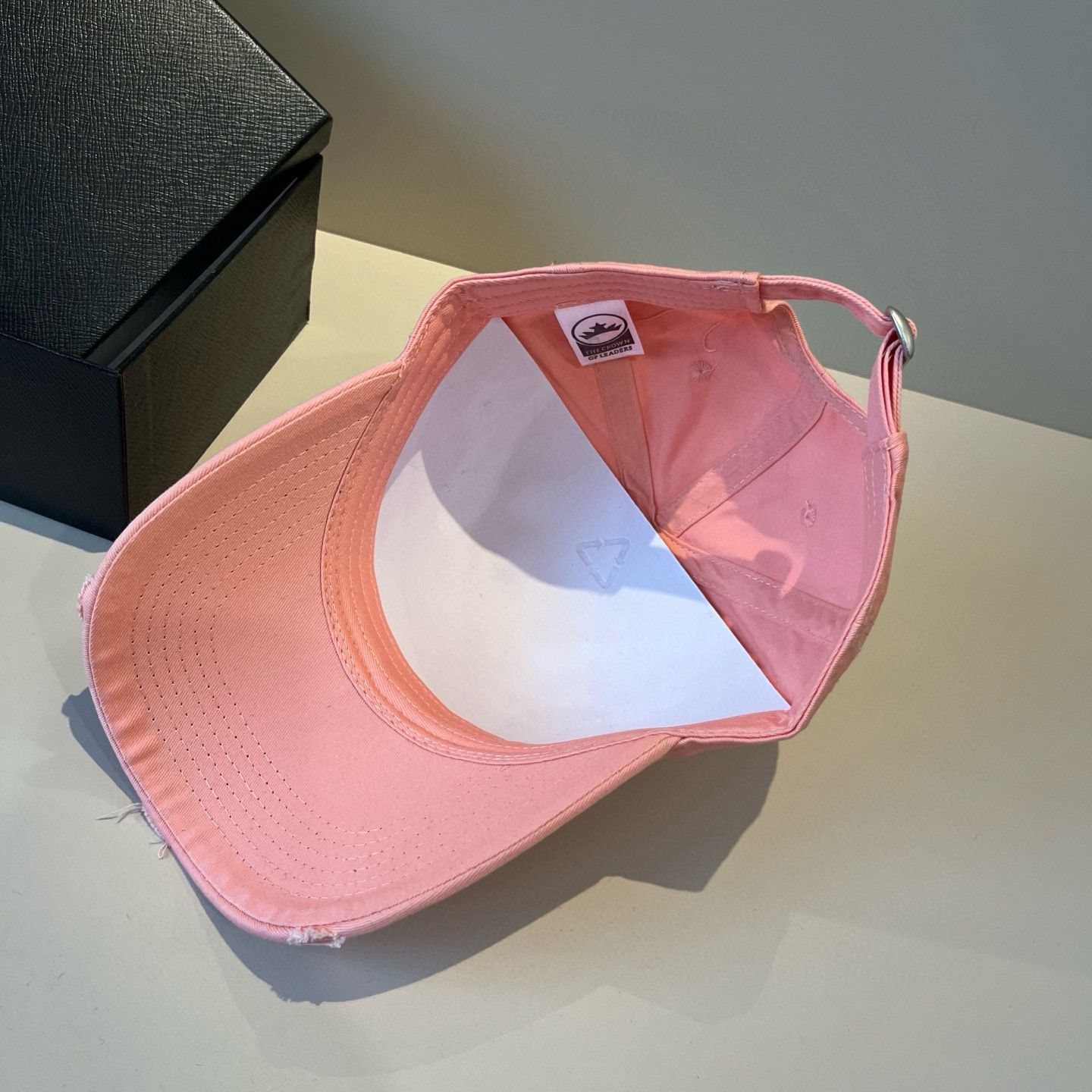  克罗心最新时尚前卫的休闲设计风格，戴上头就是这样好看看哦，做工精细，男女同款！