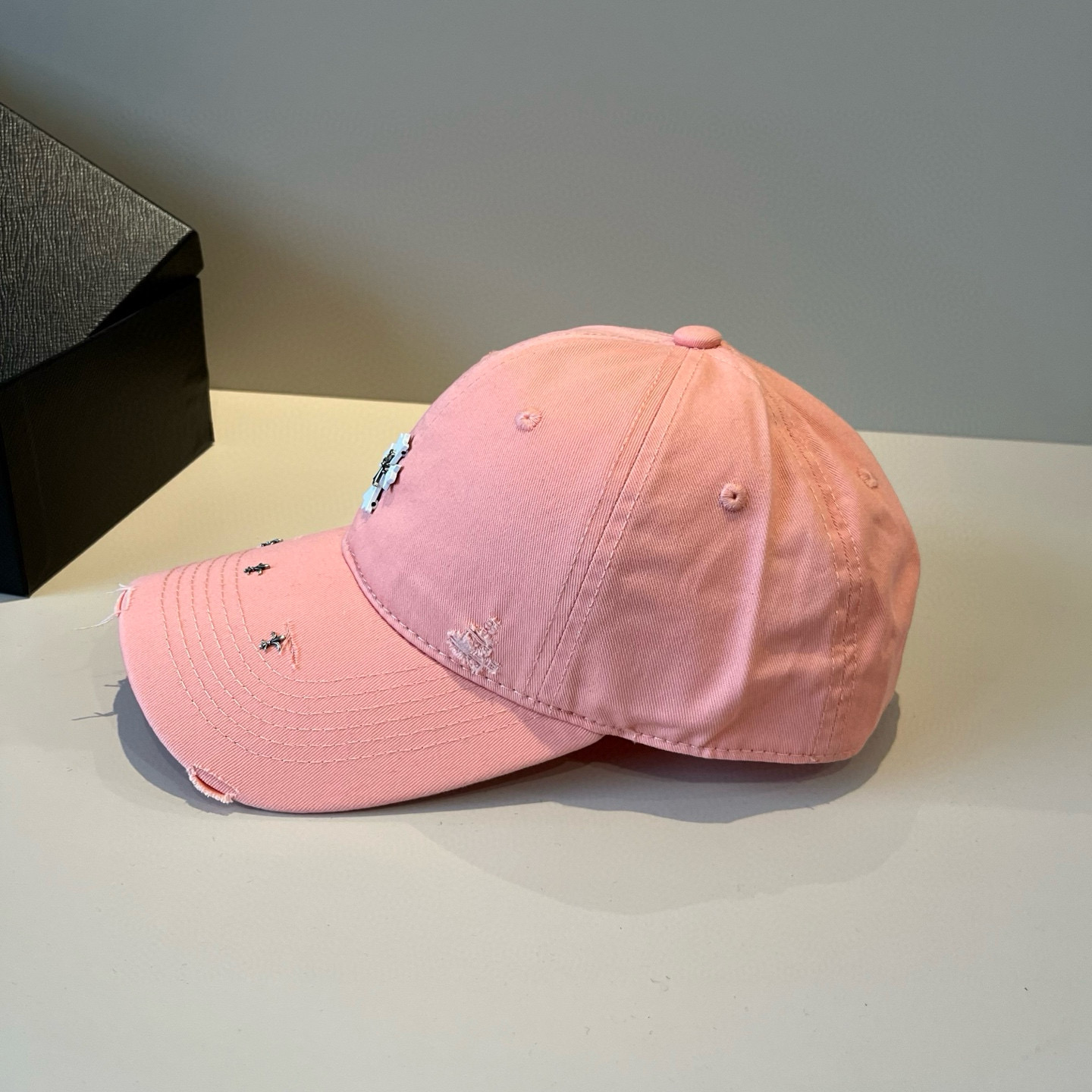  克罗心最新时尚前卫的休闲设计风格，戴上头就是这样好看看哦，做工精细，男女同款！