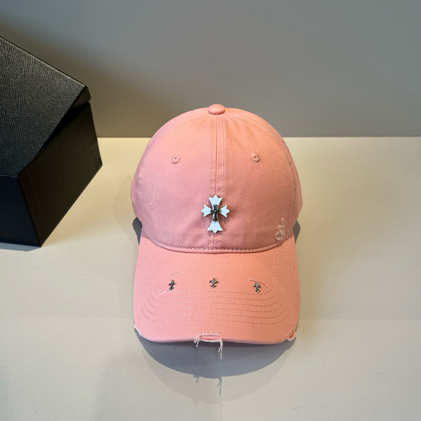  克罗心最新时尚前卫的休闲设计风格，戴上头就是这样好看看哦，做工精细，男女同款！