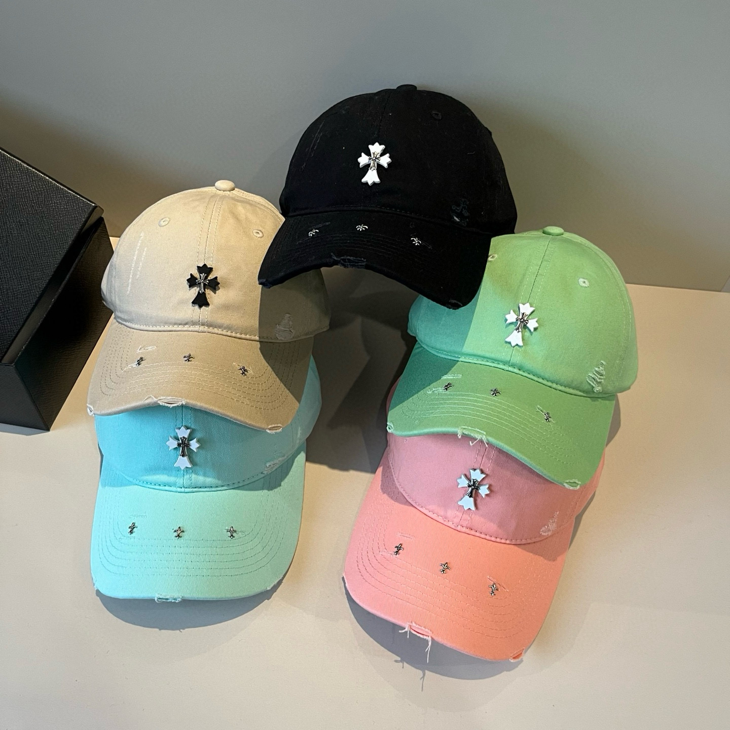  克罗心最新时尚前卫的休闲设计风格，戴上头就是这样好看看哦，做工精细，男女同款！