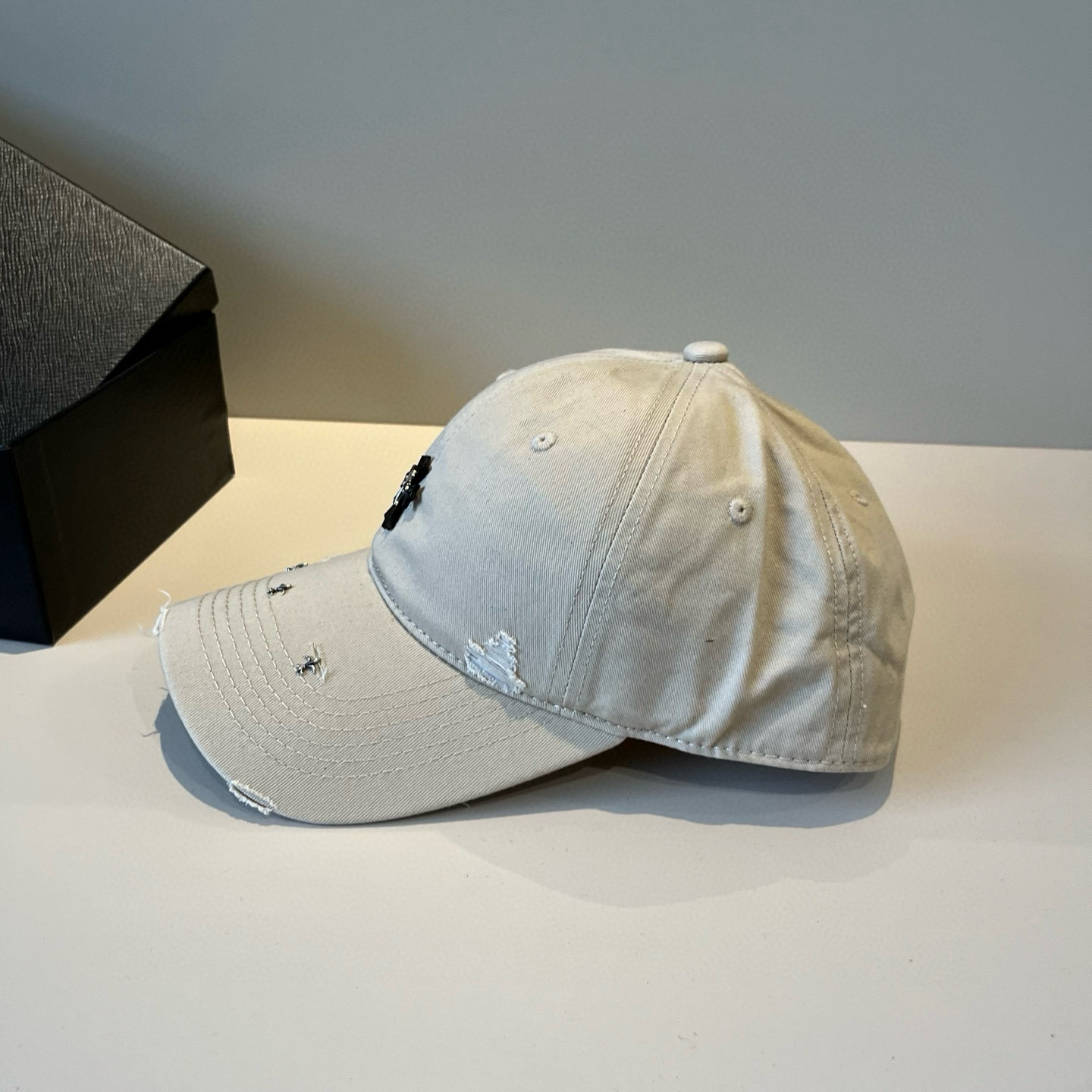  克罗心最新时尚前卫的休闲设计风格，戴上头就是这样好看看哦，做工精细，男女同款！