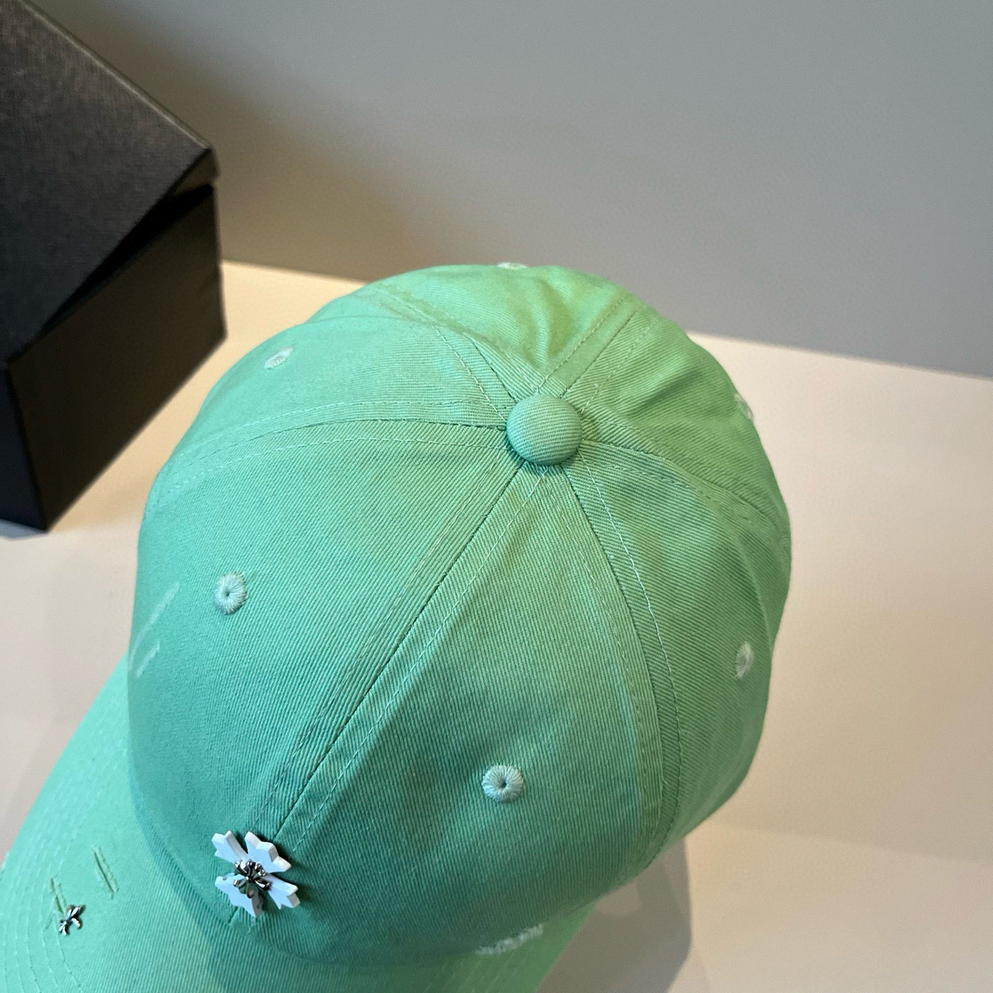  克罗心最新时尚前卫的休闲设计风格，戴上头就是这样好看看哦，做工精细，男女同款！