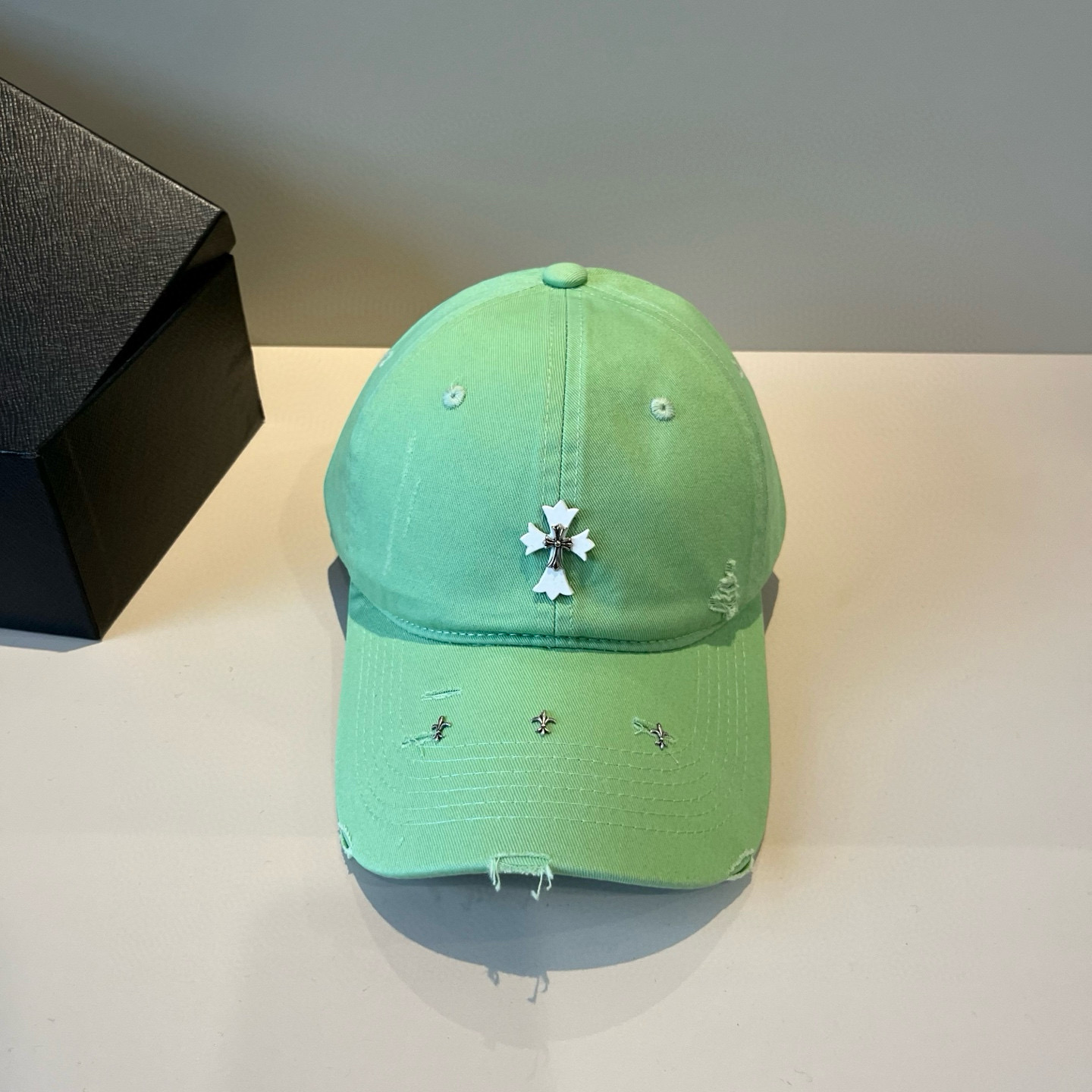  克罗心最新时尚前卫的休闲设计风格，戴上头就是这样好看看哦，做工精细，男女同款！