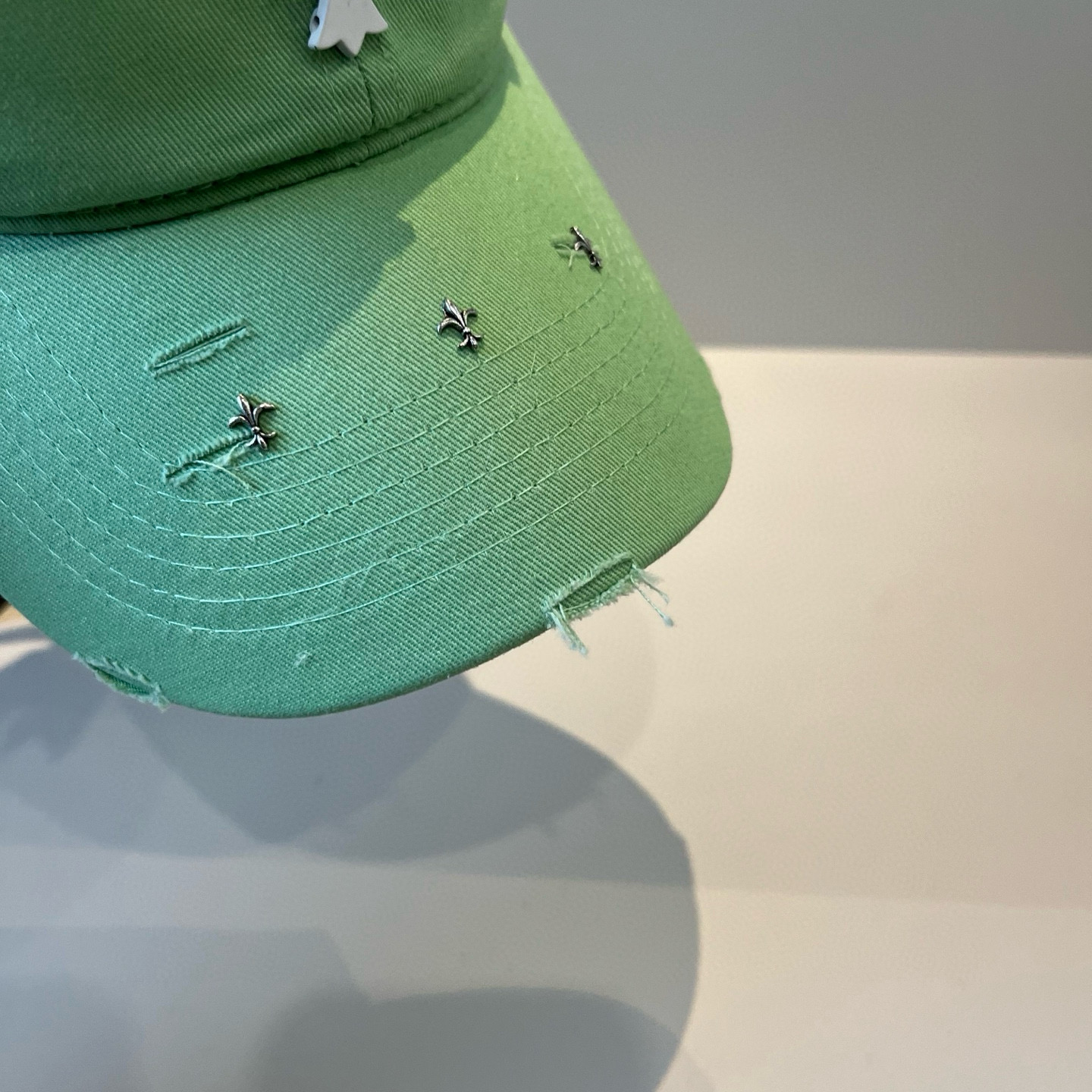  克罗心最新时尚前卫的休闲设计风格，戴上头就是这样好看看哦，做工精细，男女同款！