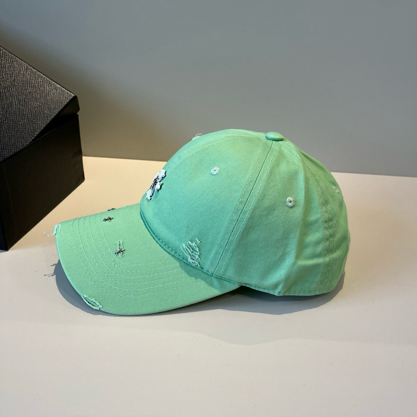  克罗心最新时尚前卫的休闲设计风格，戴上头就是这样好看看哦，做工精细，男女同款！