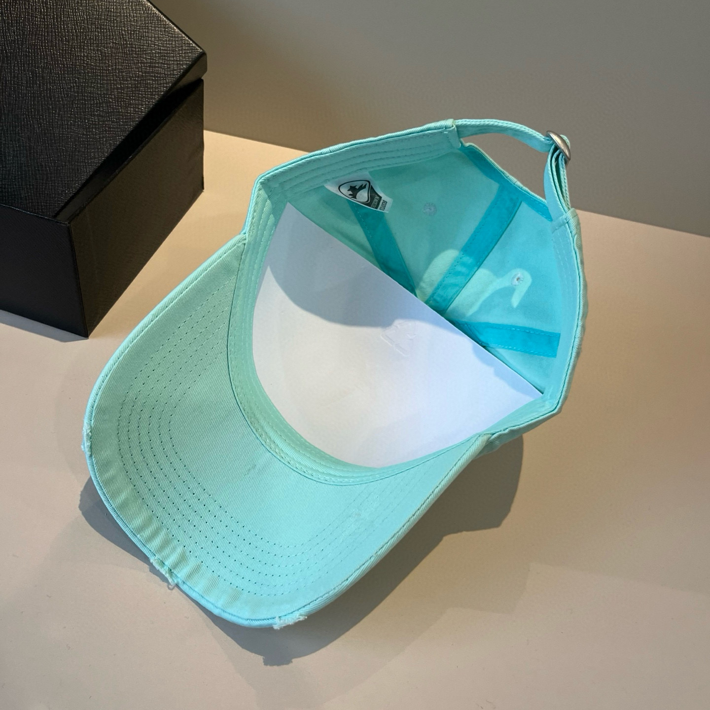  克罗心最新时尚前卫的休闲设计风格，戴上头就是这样好看看哦，做工精细，男女同款！