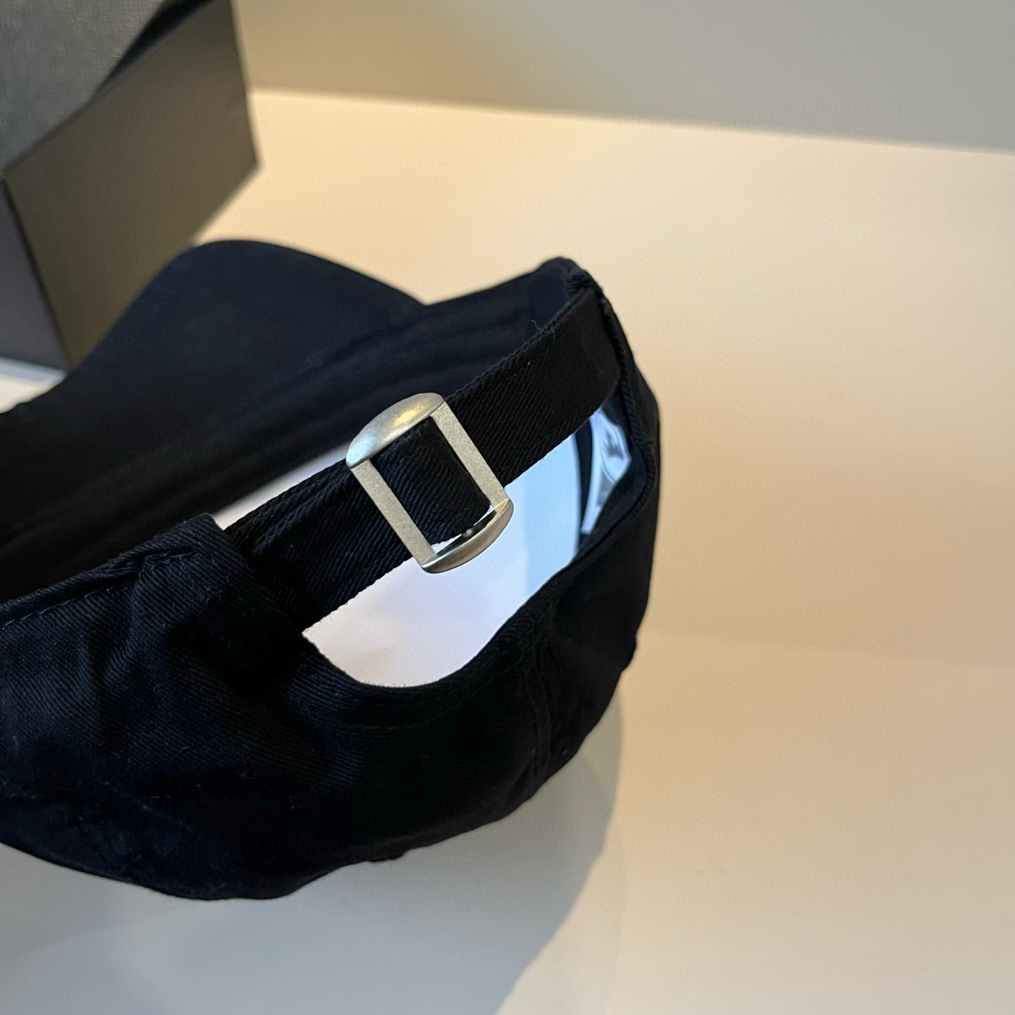  克罗心最新时尚前卫的休闲设计风格，戴上头就是这样好看看哦，做工精细，男女同款！