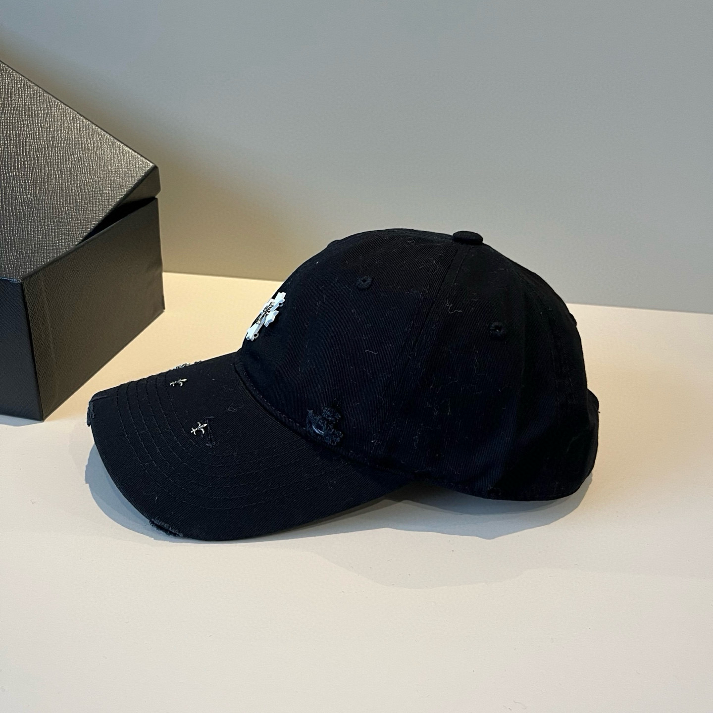  克罗心最新时尚前卫的休闲设计风格，戴上头就是这样好看看哦，做工精细，男女同款！