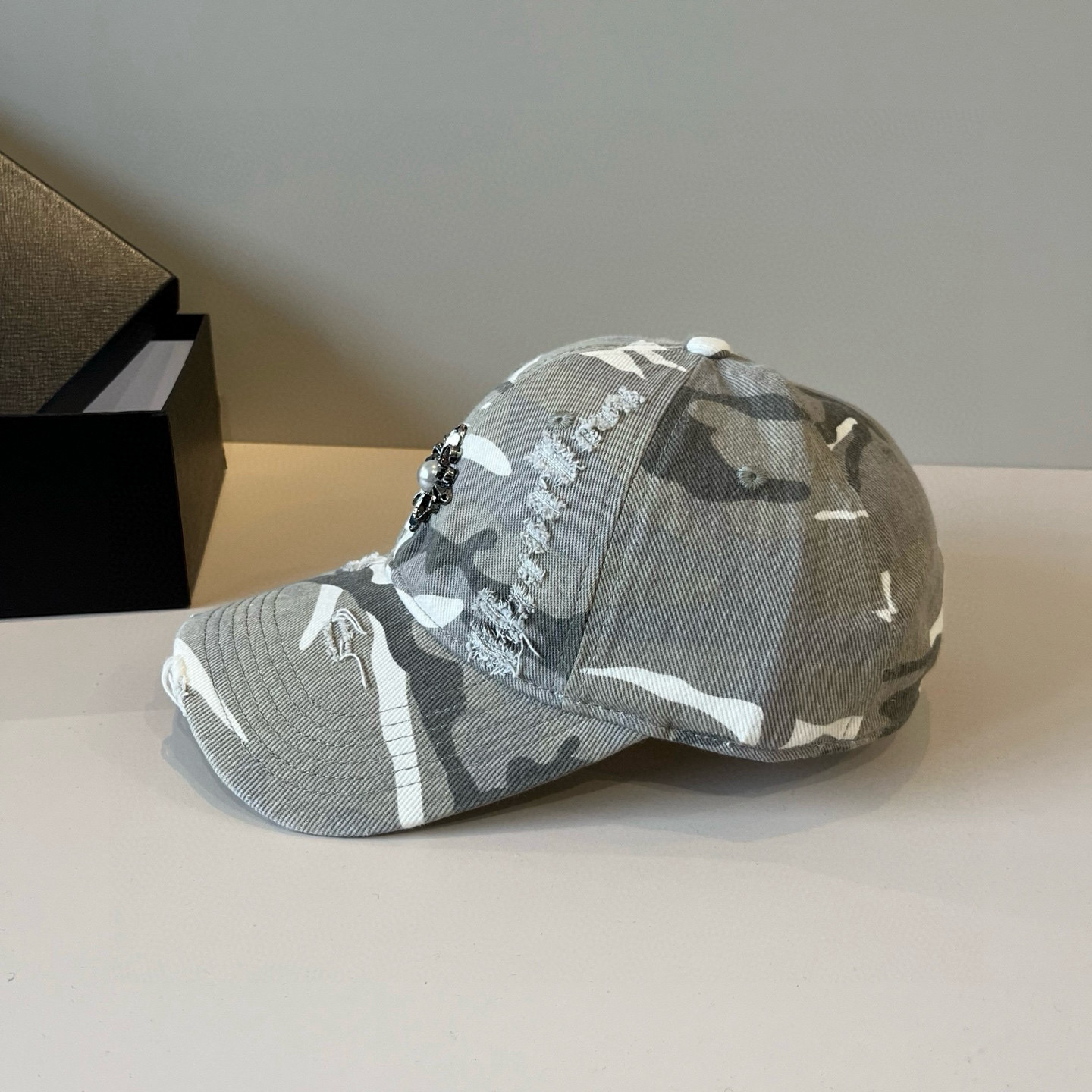  克罗心最新时尚前卫的休闲设计风格，戴上头就是这样好看看哦，做工精细，男女同款！