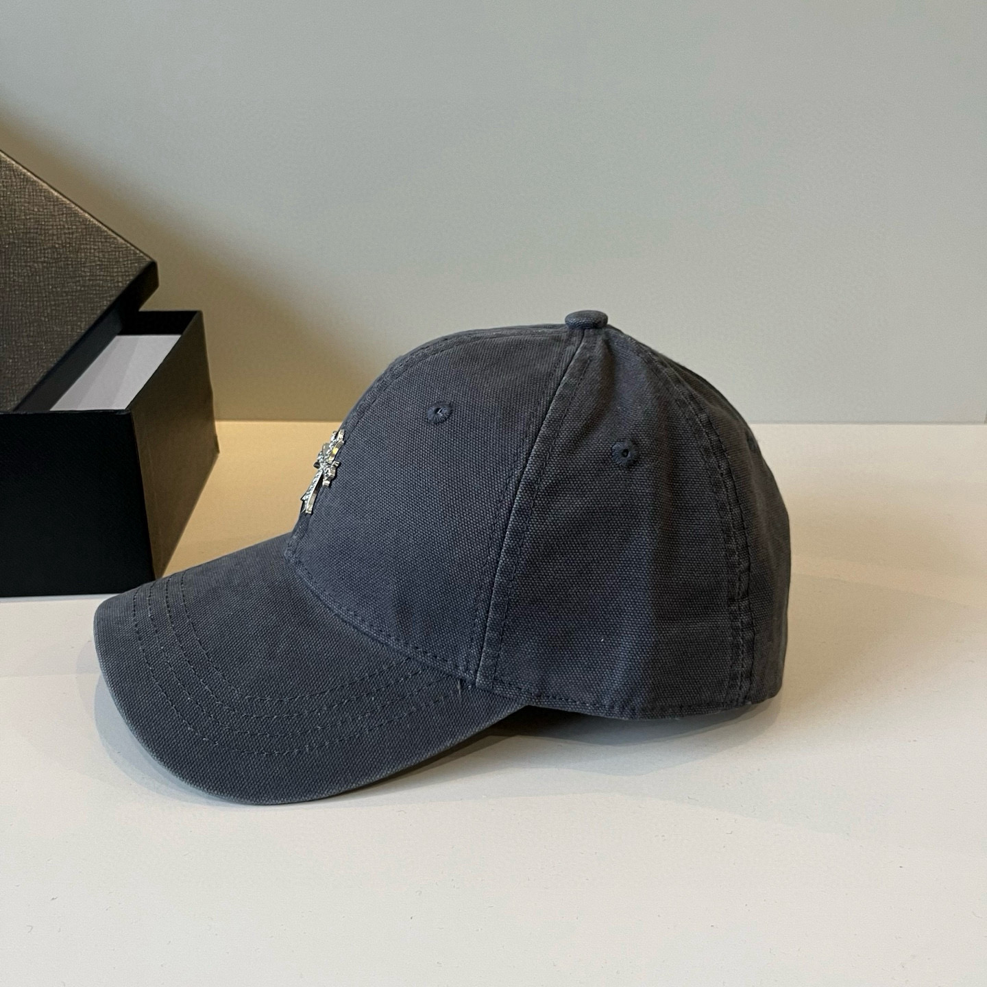  克罗心最新时尚前卫的休闲设计风格，戴上头就是这样好看看哦，做工精细，男女同款！