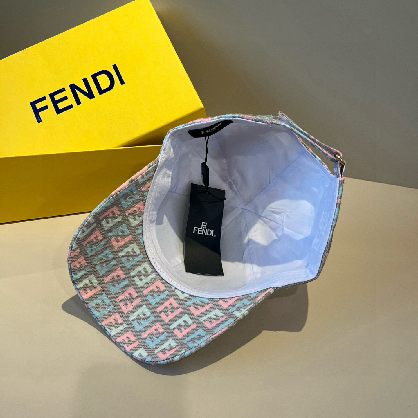  FENDI芬迪 老花系列棒球帽🧢 经典FF中古单品，气质穿搭单品，质量杠杠👍