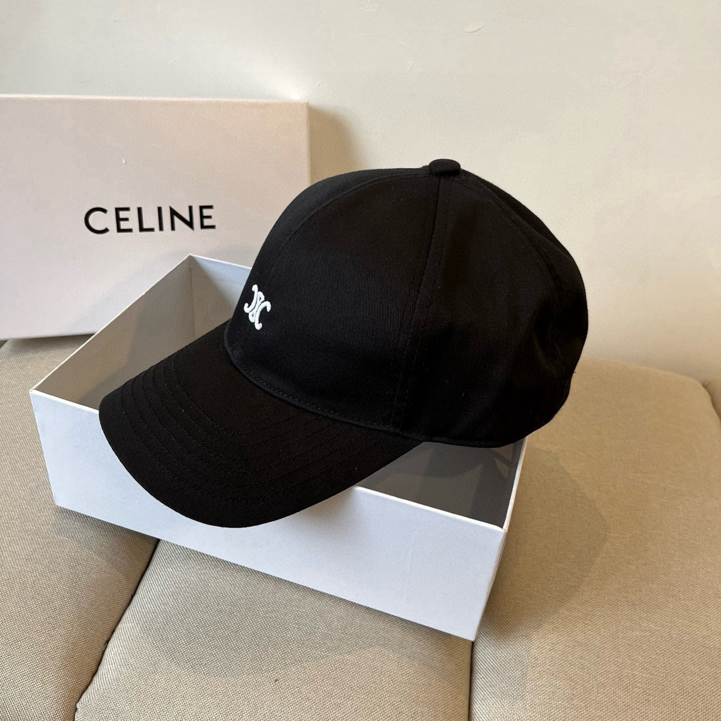 【CELINE赛琳】新款经典休闲潮流款 棒球帽🧢日韩风格，随便搭配都超好看！出门旅游，绝对要入手的一款