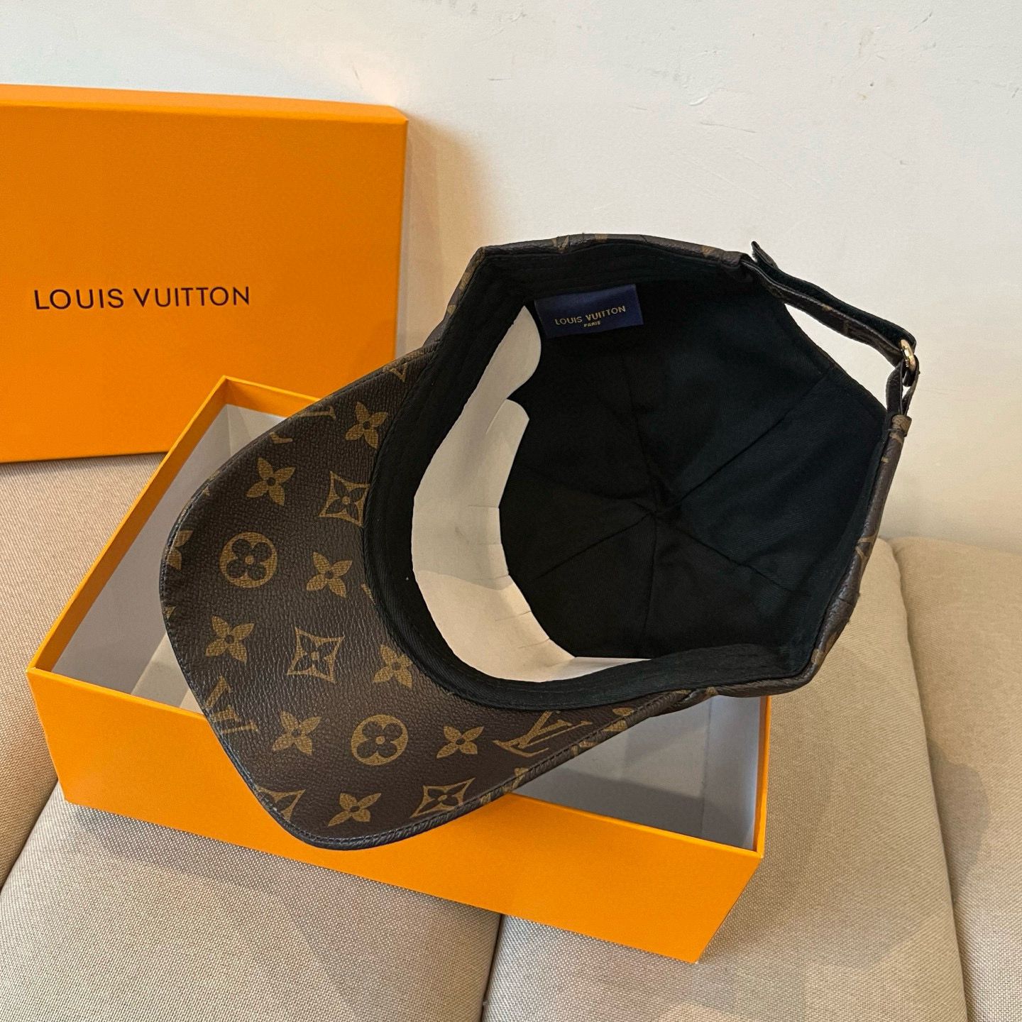 🧢路易威登棒球帽 LouisVuitton😍新款LV棒球帽，重工打造♥️高端大气，百搭款🤗男女通用！跑量
