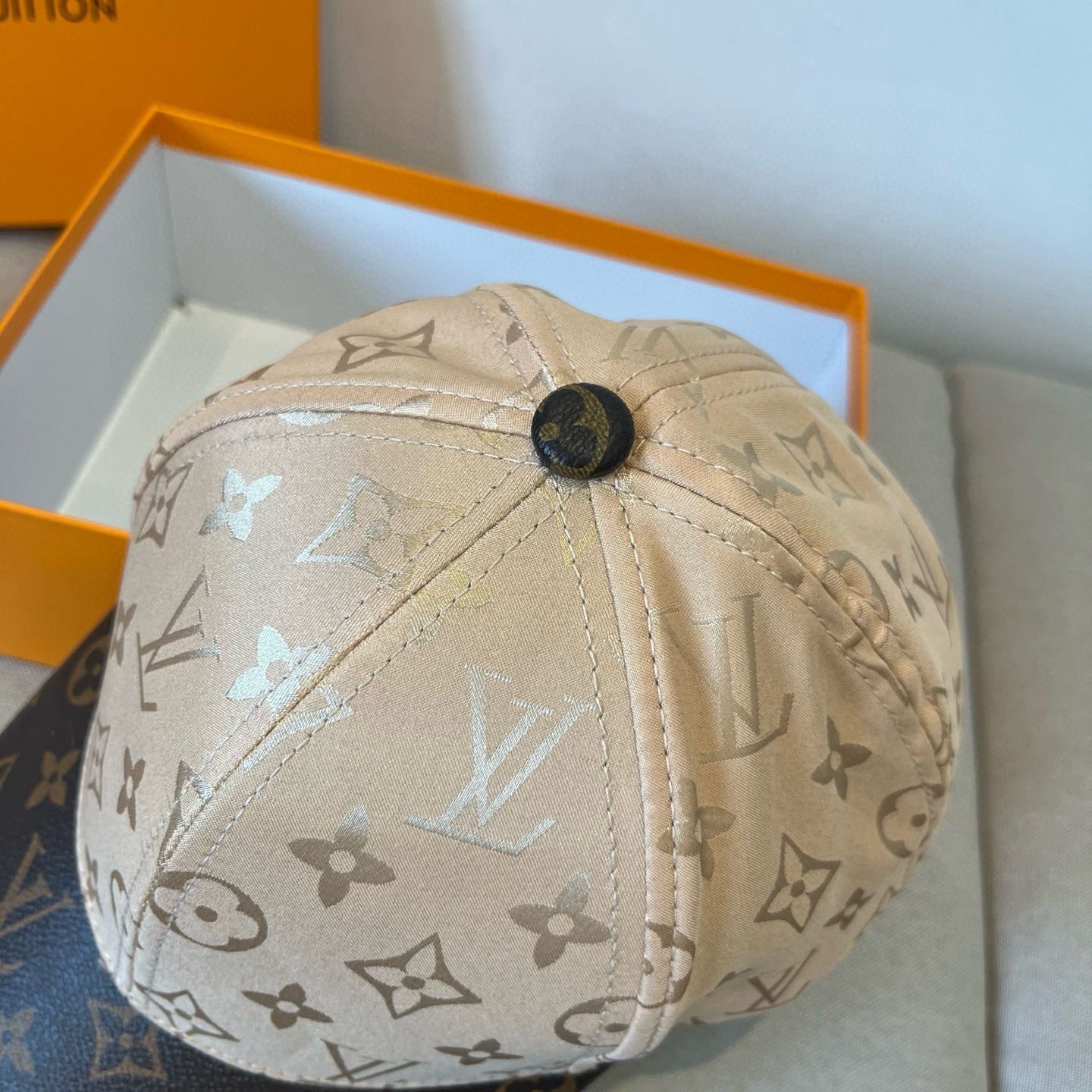 🧢路易威登棒球帽 LouisVuitton😍新款LV棒球帽，重工打造♥️高端大气，百搭款🤗男女通用！跑量