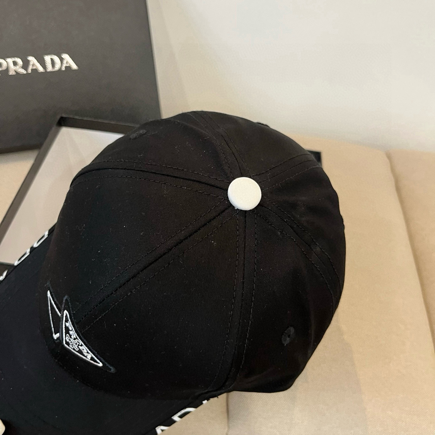 
普拉达 PRADA 新品经典棒球帽 代购版本！时尚潮流，高端做工！非一般的品质，细节看实拍哦