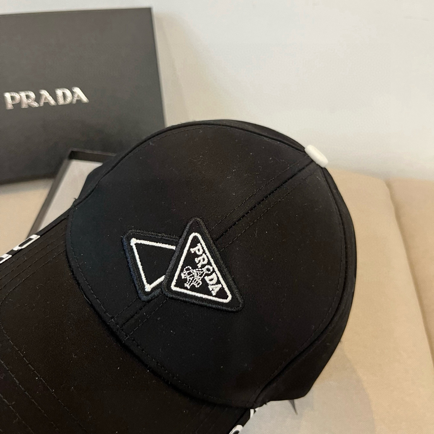 
普拉达 PRADA 新品经典棒球帽 代购版本！时尚潮流，高端做工！非一般的品质，细节看实拍哦