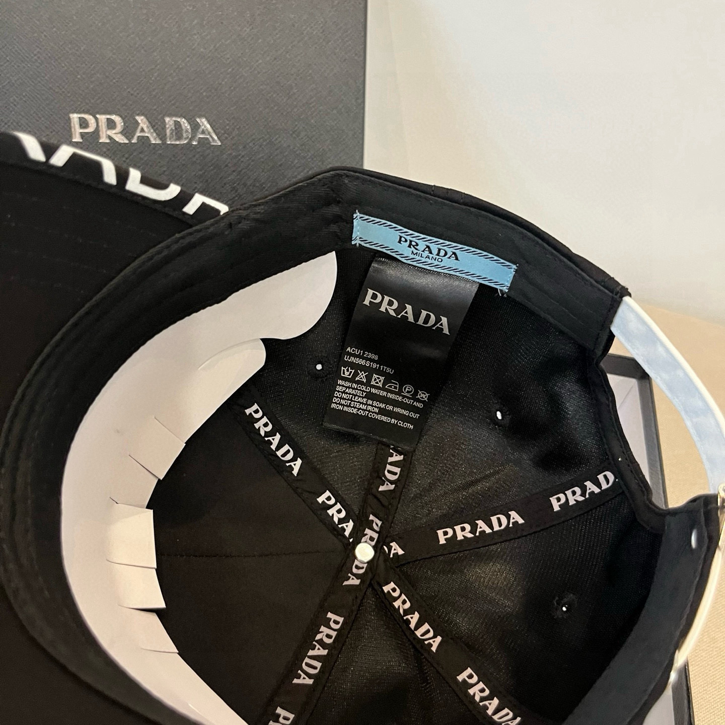 
普拉达 PRADA 新品经典棒球帽 代购版本！时尚潮流，高端做工！非一般的品质，细节看实拍哦