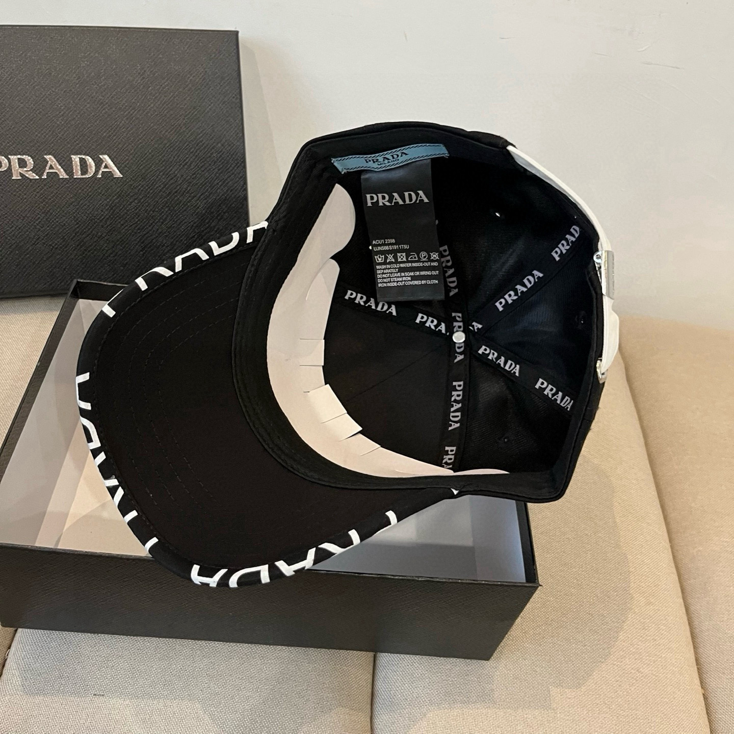 
普拉达 PRADA 新品经典棒球帽 代购版本！时尚潮流，高端做工！非一般的品质，细节看实拍哦