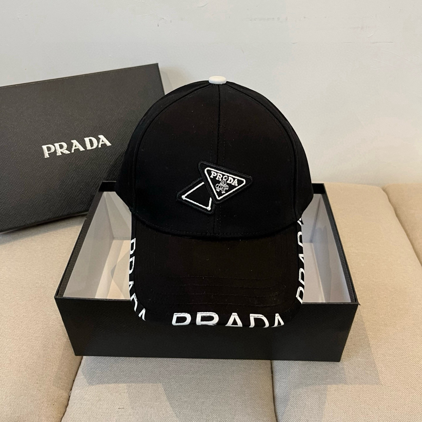 
普拉达 PRADA 新品经典棒球帽 代购版本！时尚潮流，高端做工！非一般的品质，细节看实拍哦