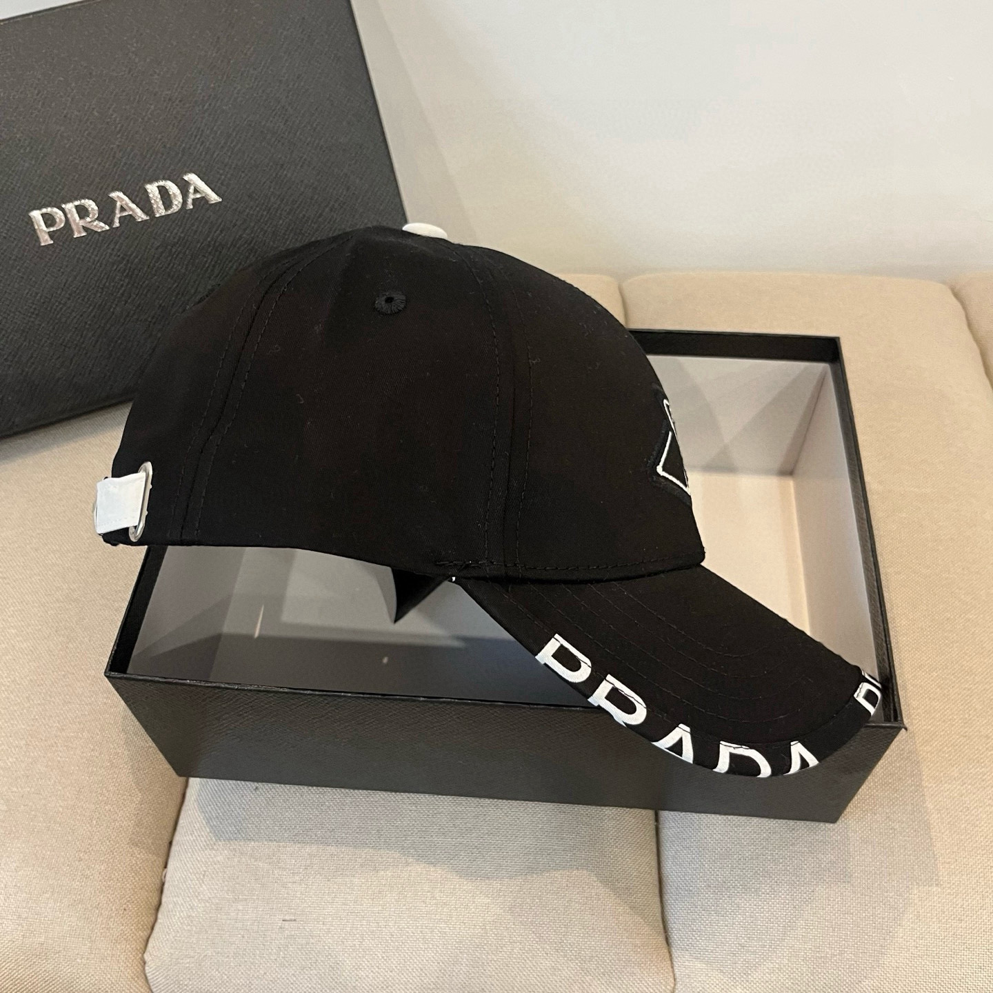 
普拉达 PRADA 新品经典棒球帽 代购版本！时尚潮流，高端做工！非一般的品质，细节看实拍哦