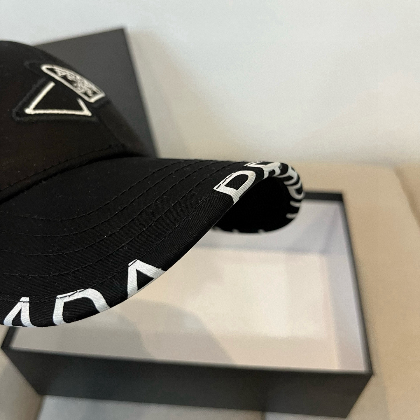 
普拉达 PRADA 新品经典棒球帽 代购版本！时尚潮流，高端做工！非一般的品质，细节看实拍哦