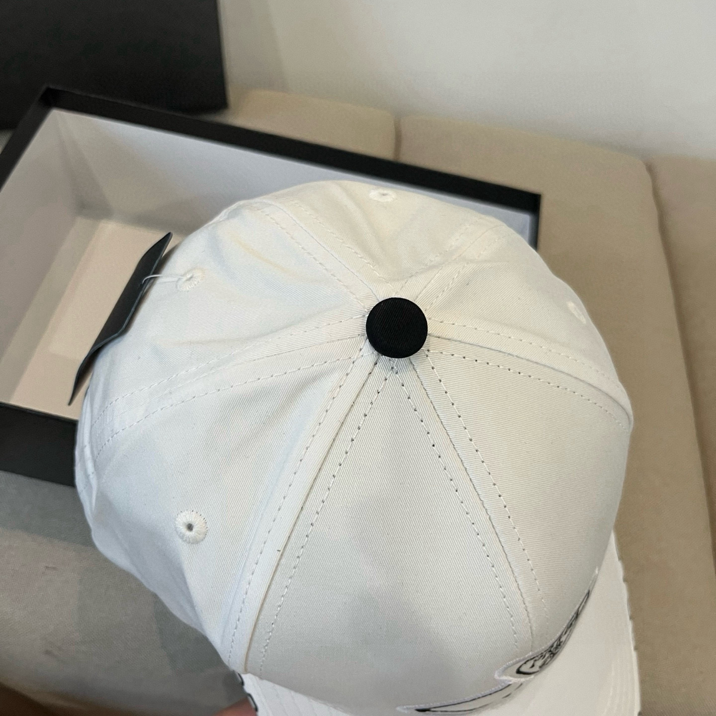 
普拉达 PRADA 新品经典棒球帽 代购版本！时尚潮流，高端做工！非一般的品质，细节看实拍哦