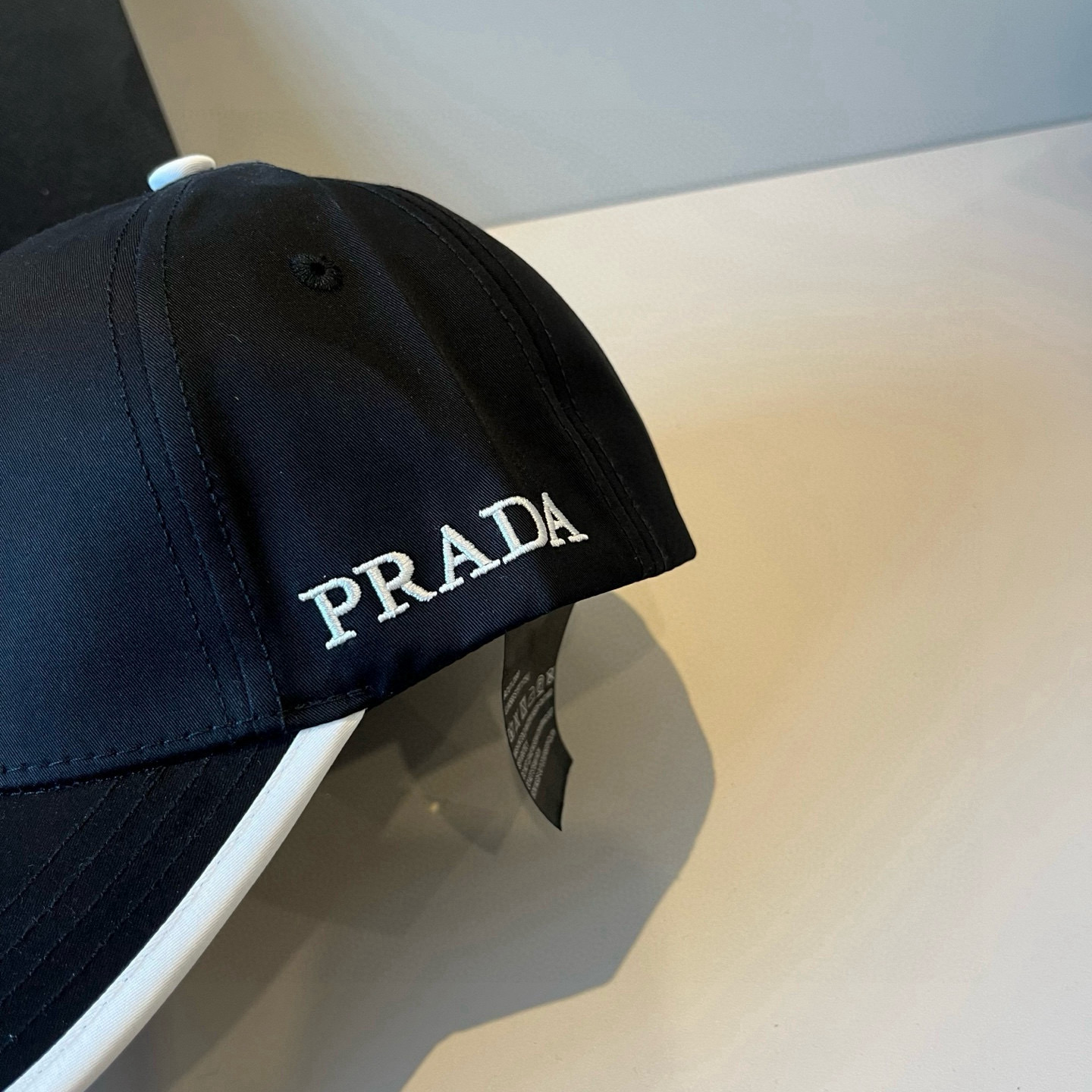 
普拉达 PRADA 新品经典棒球帽 代购版本！时尚潮流，高端做工！非一般的品质，细节看实拍哦