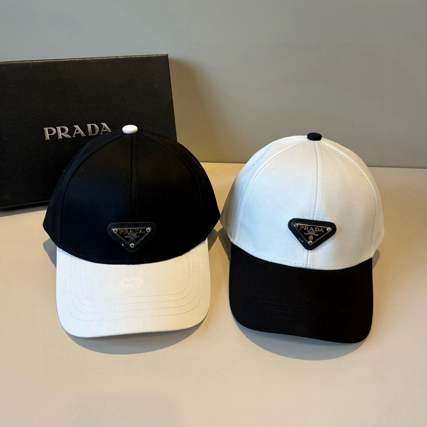
普拉达 PRADA 新品经典棒球帽 代购版本！时尚潮流，高端做工！非一般的品质，细节看实拍哦