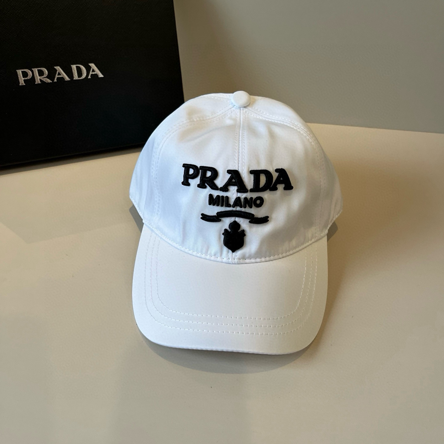 
普拉达 PRADA 新品经典棒球帽 代购版本！时尚潮流，高端做工！非一般的品质，细节看实拍哦