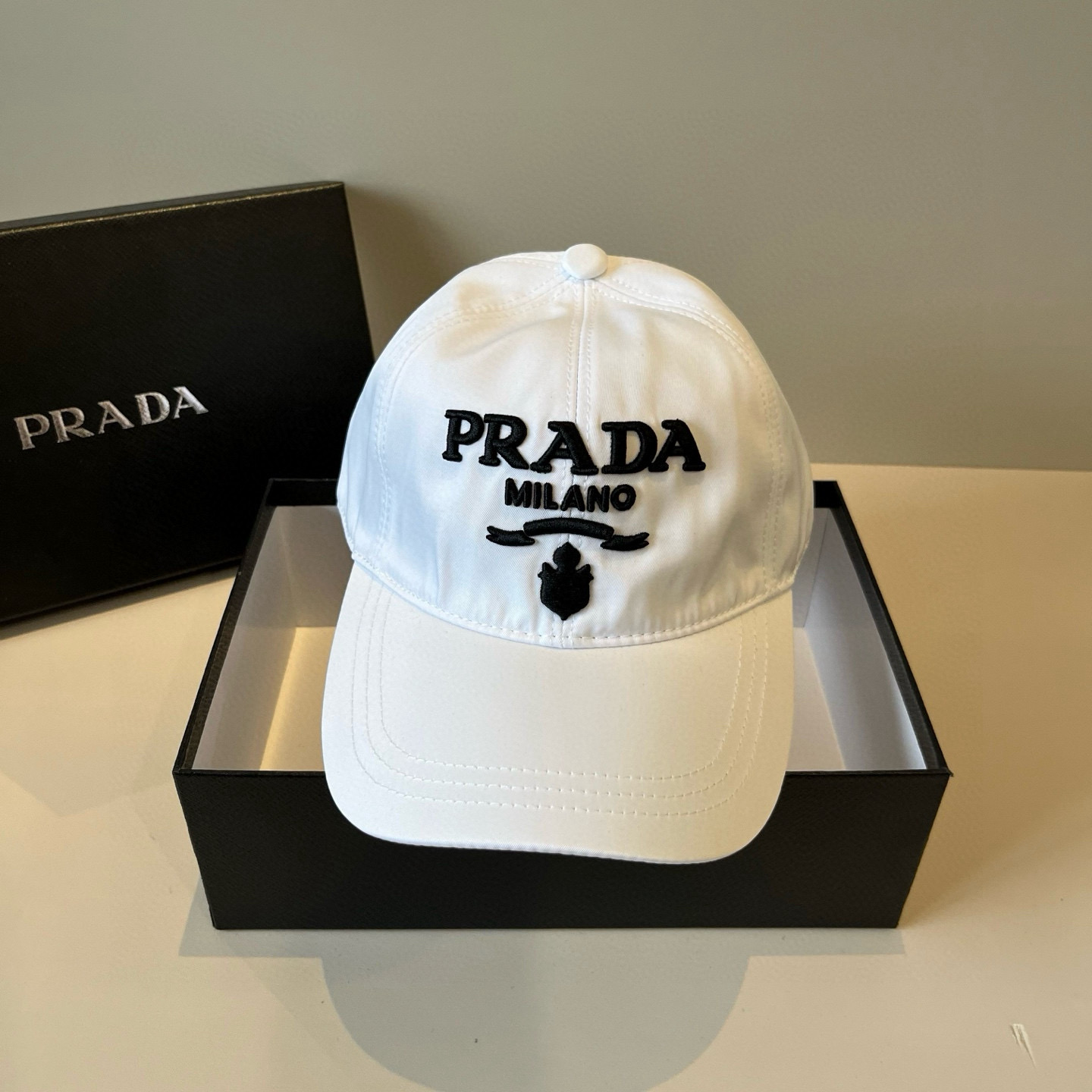 
普拉达 PRADA 新品经典棒球帽 代购版本！时尚潮流，高端做工！非一般的品质，细节看实拍哦