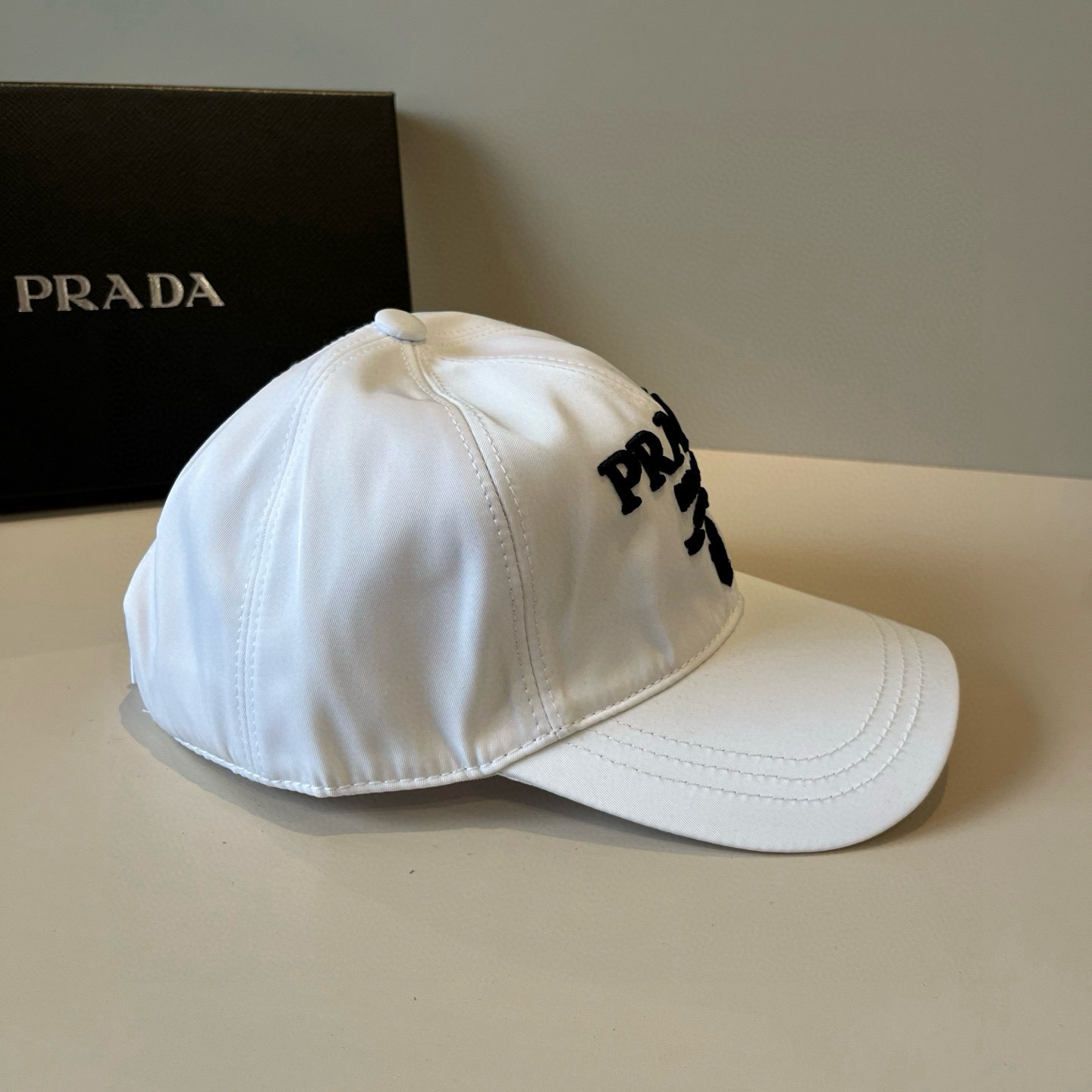
普拉达 PRADA 新品经典棒球帽 代购版本！时尚潮流，高端做工！非一般的品质，细节看实拍哦