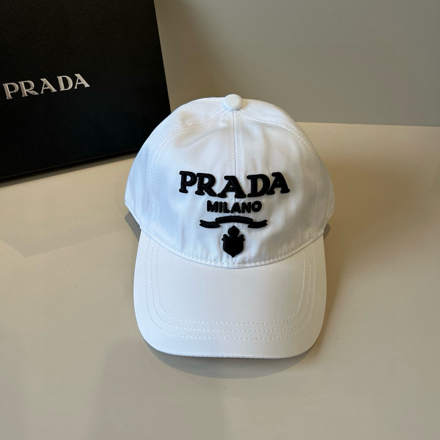 
普拉达 PRADA 新品经典棒球帽 代购版本！时尚潮流，高端做工！非一般的品质，细节看实拍哦