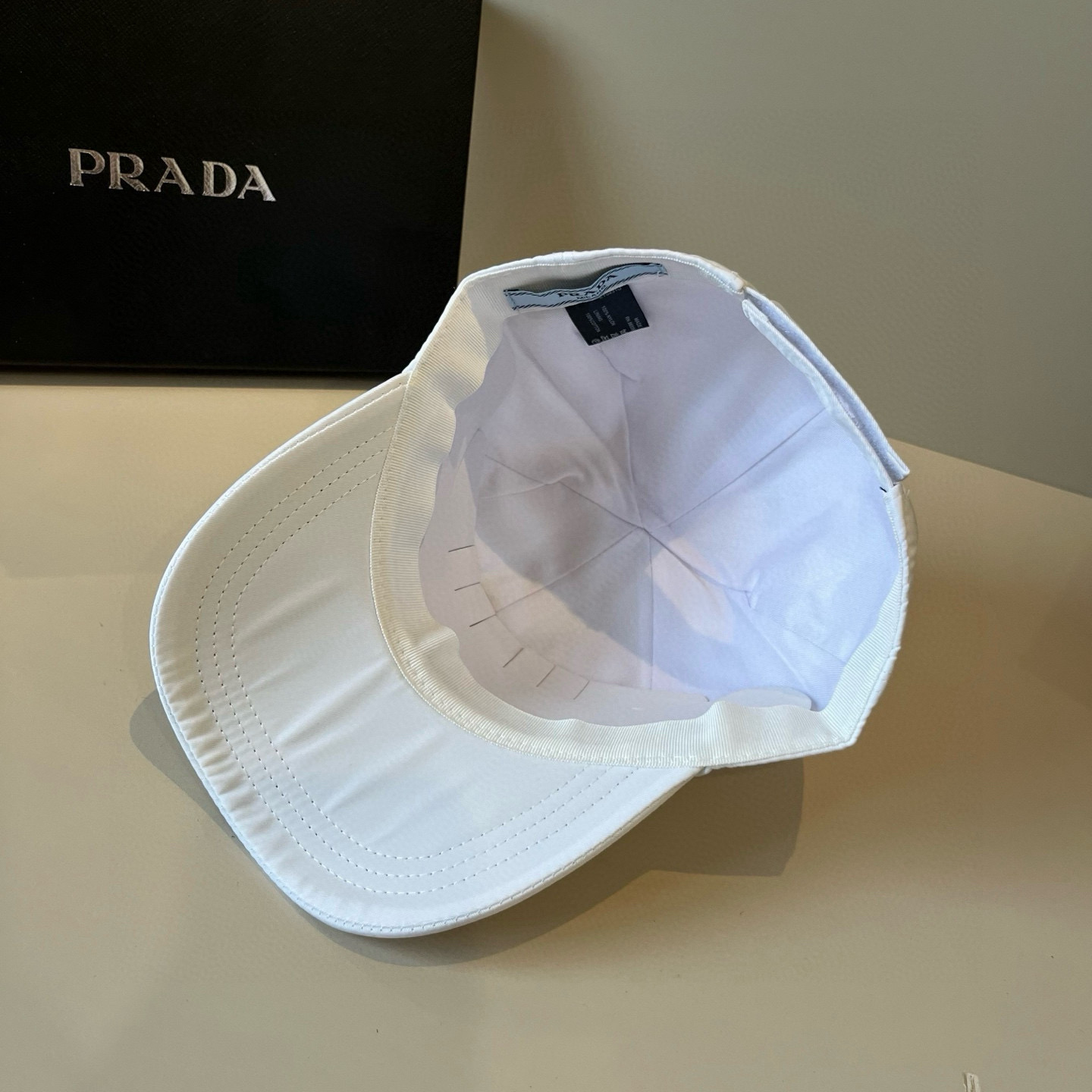 
普拉达 PRADA 新品经典棒球帽 代购版本！时尚潮流，高端做工！非一般的品质，细节看实拍哦