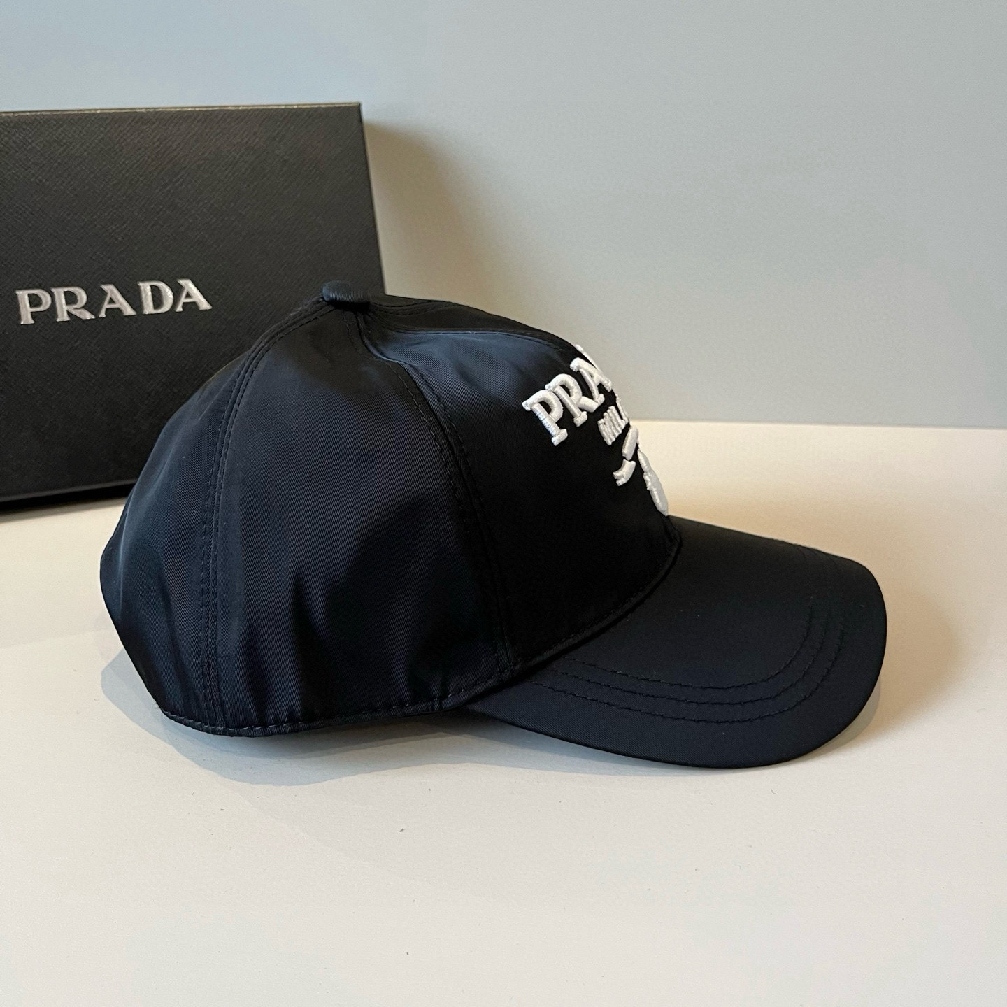 
普拉达 PRADA 新品经典棒球帽 代购版本！时尚潮流，高端做工！非一般的品质，细节看实拍哦