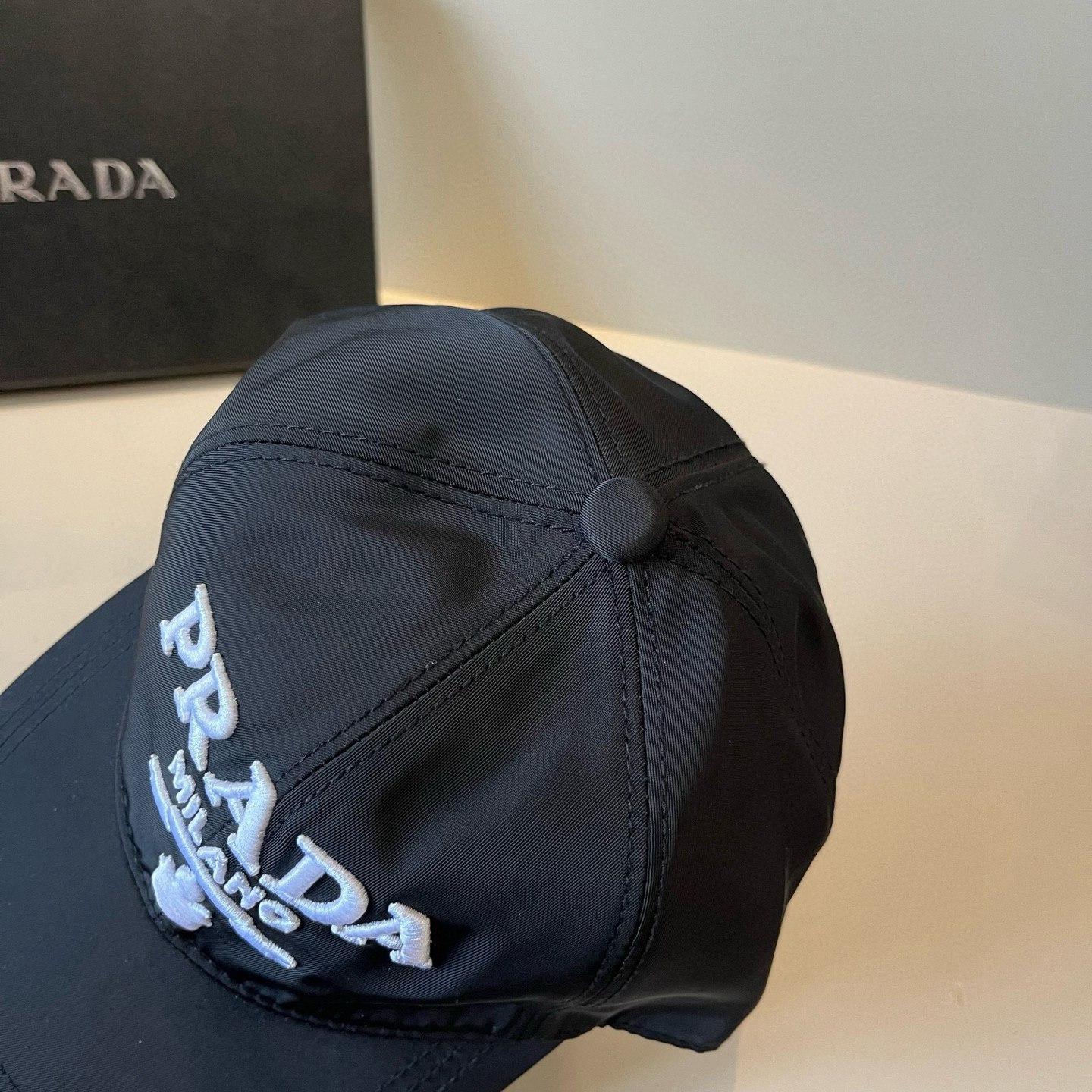
普拉达 PRADA 新品经典棒球帽 代购版本！时尚潮流，高端做工！非一般的品质，细节看实拍哦