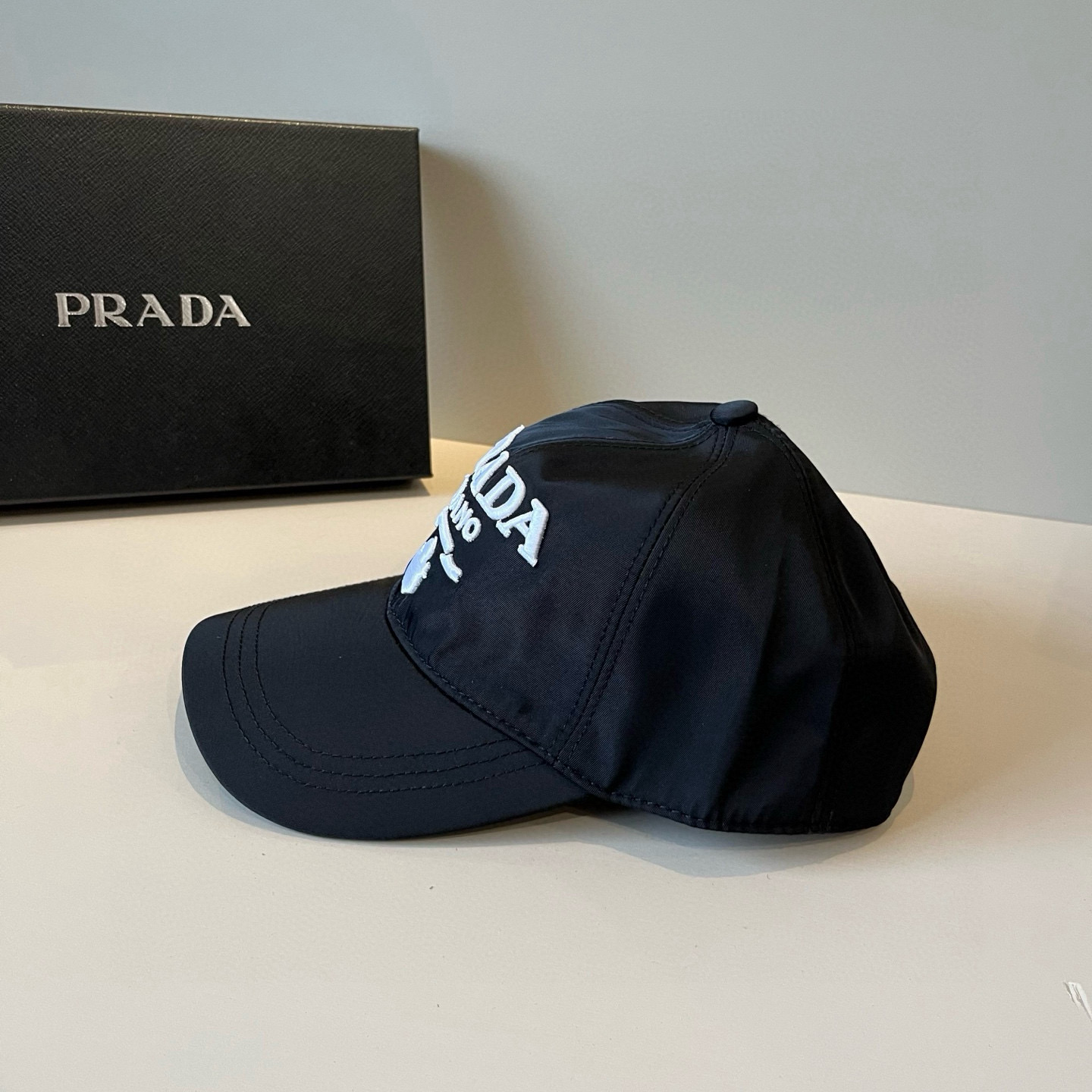 
普拉达 PRADA 新品经典棒球帽 代购版本！时尚潮流，高端做工！非一般的品质，细节看实拍哦