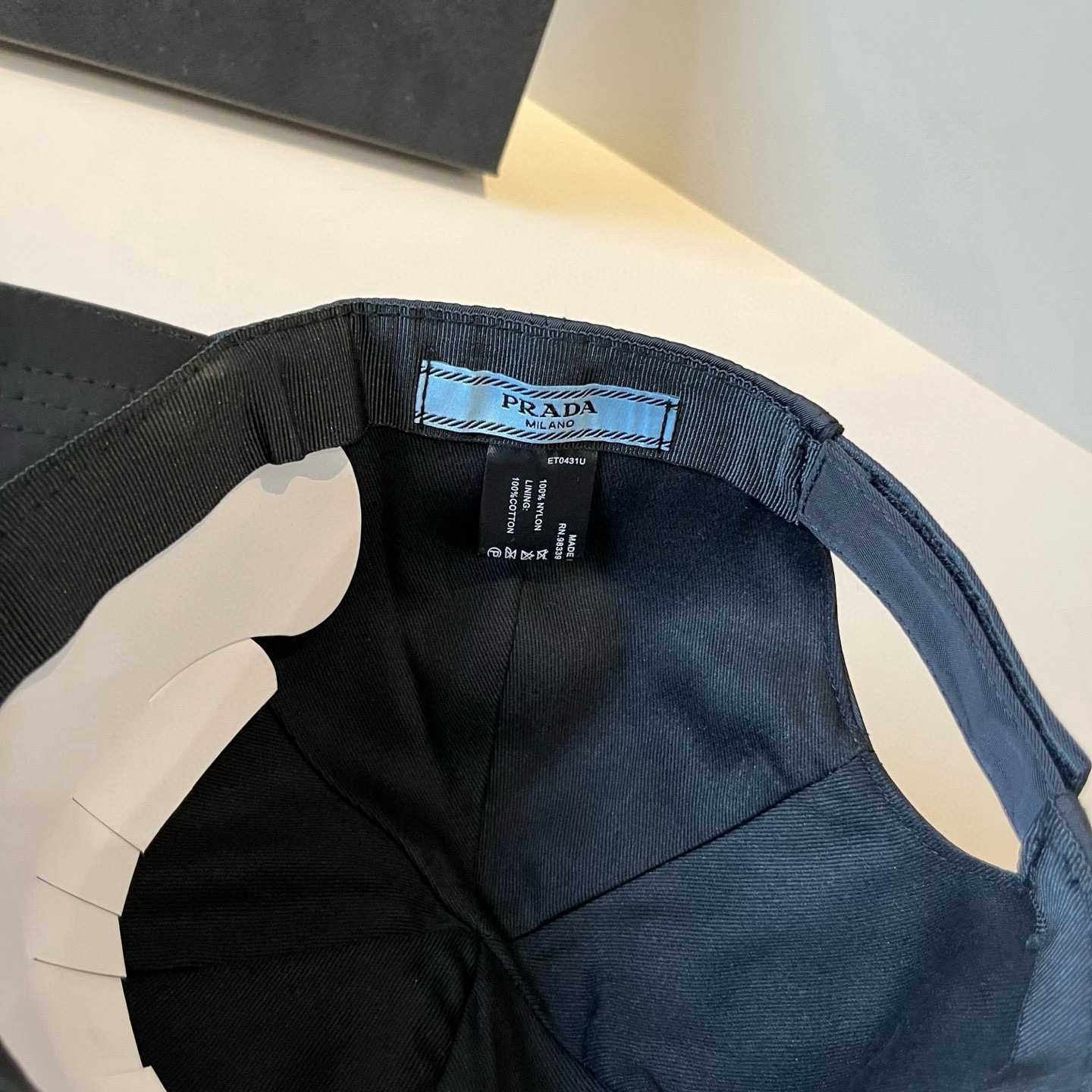 
普拉达 PRADA 新品经典棒球帽 代购版本！时尚潮流，高端做工！非一般的品质，细节看实拍哦