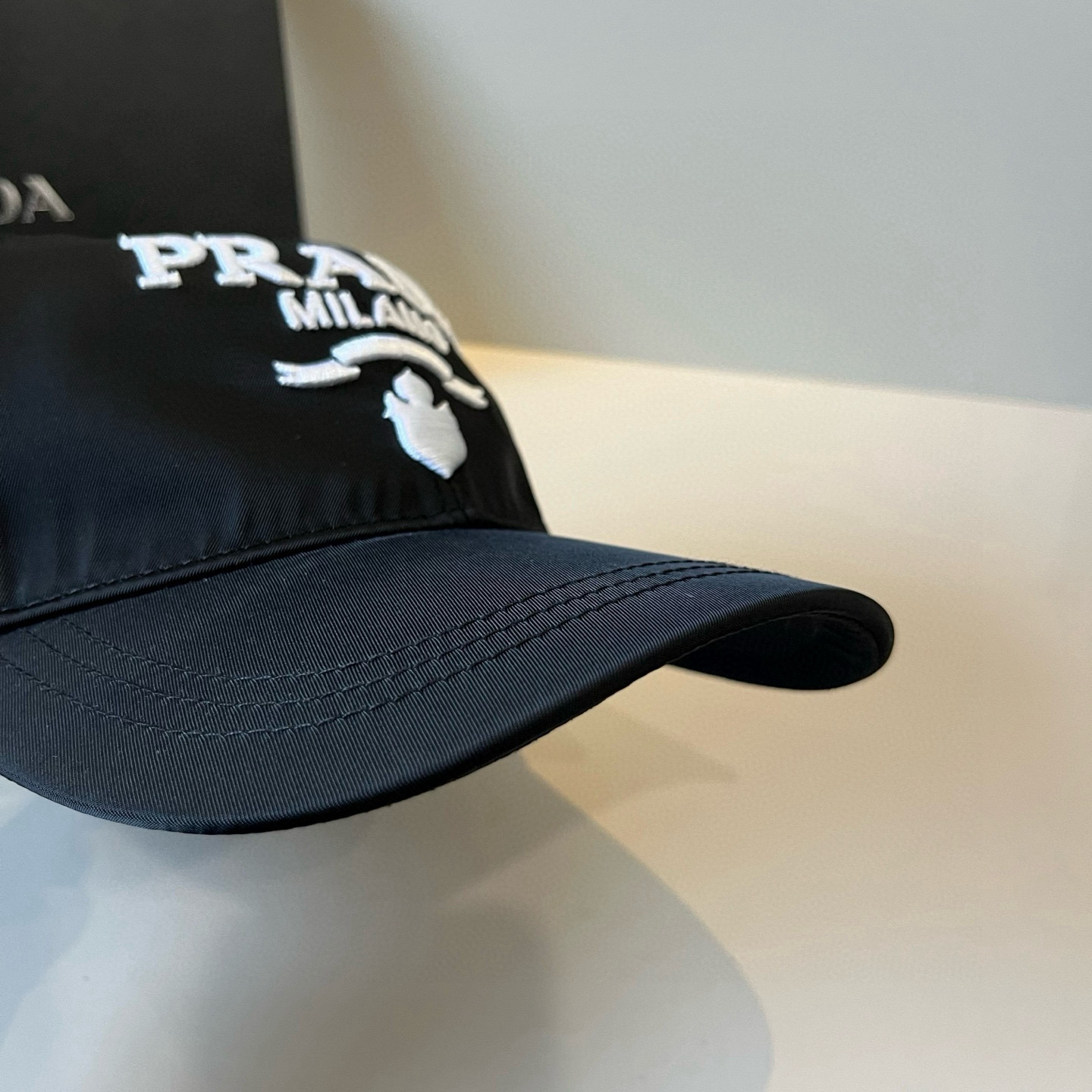 
普拉达 PRADA 新品经典棒球帽 代购版本！时尚潮流，高端做工！非一般的品质，细节看实拍哦