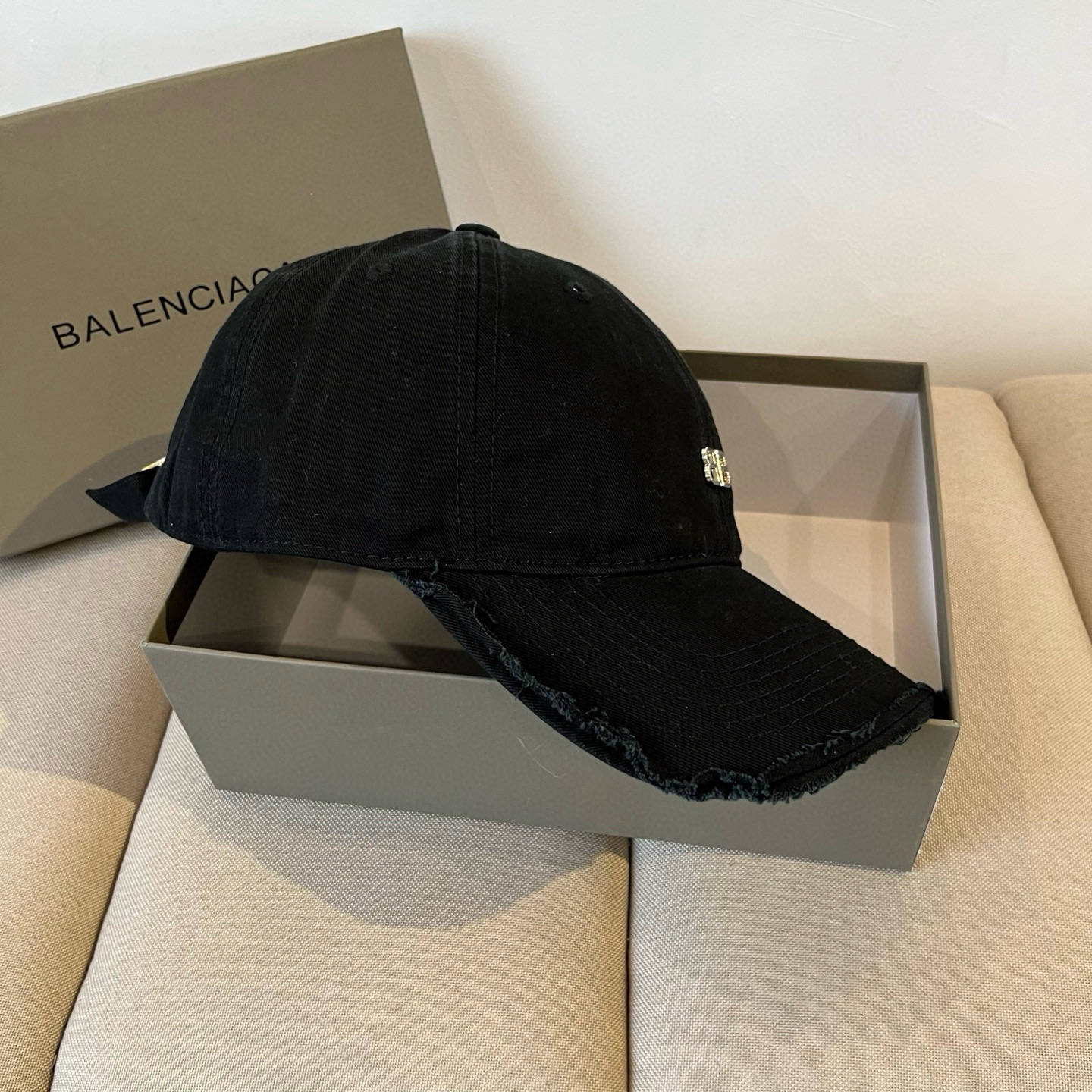  BALENCIAGA巴黎世家新款logo棒球帽，很酷的色系，男女佩戴都有不同style，第一批抢先出货