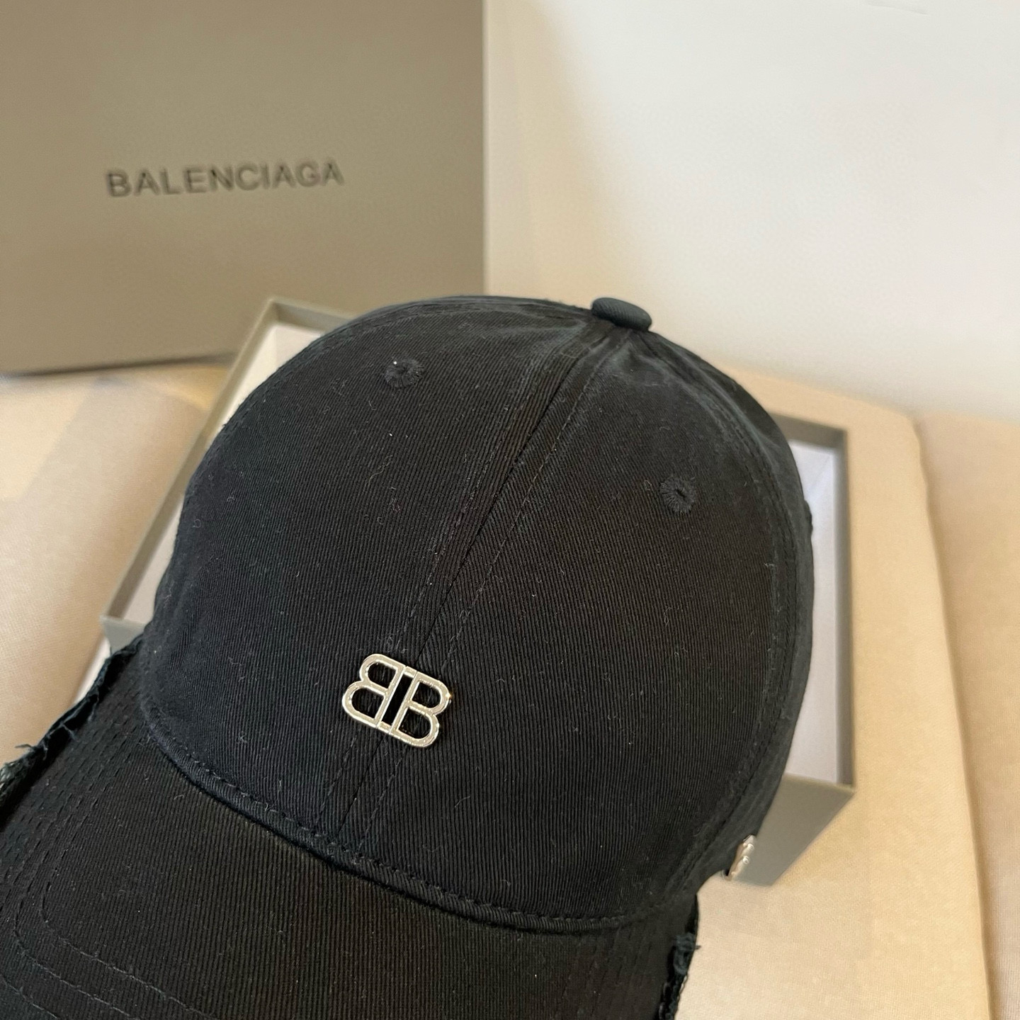  BALENCIAGA巴黎世家新款logo棒球帽，很酷的色系，男女佩戴都有不同style，第一批抢先出货