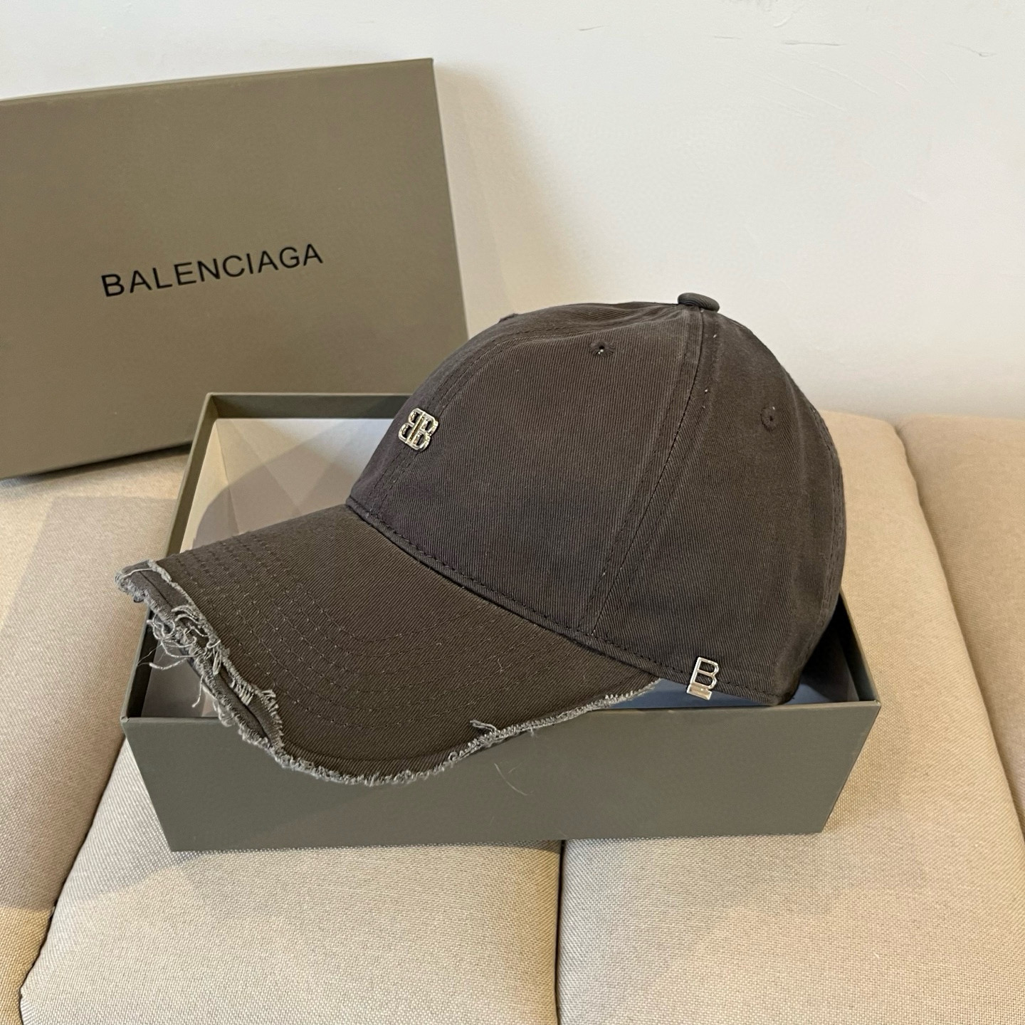  BALENCIAGA巴黎世家新款logo棒球帽，很酷的色系，男女佩戴都有不同style，第一批抢先出货