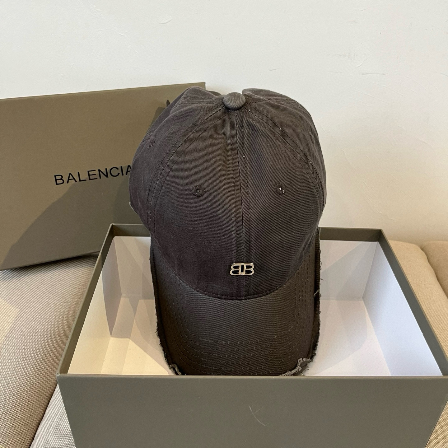  BALENCIAGA巴黎世家新款logo棒球帽，很酷的色系，男女佩戴都有不同style，第一批抢先出货