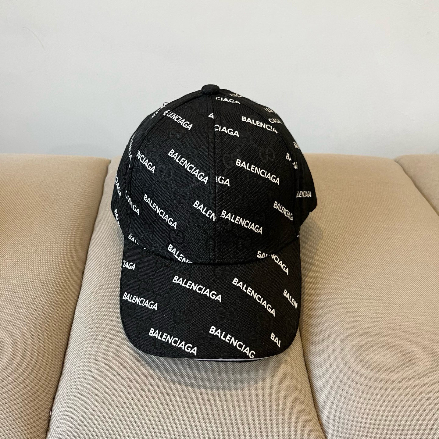  BALENCIAGA巴黎世家新款logo棒球帽，很酷的色系，男女佩戴都有不同style，第一批抢先出货