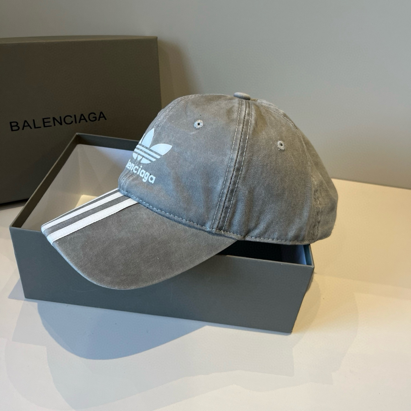 BALENCIAGA巴黎世家新款logo棒球帽，很酷的色系，男女佩戴都有不同style，第一批抢先出货