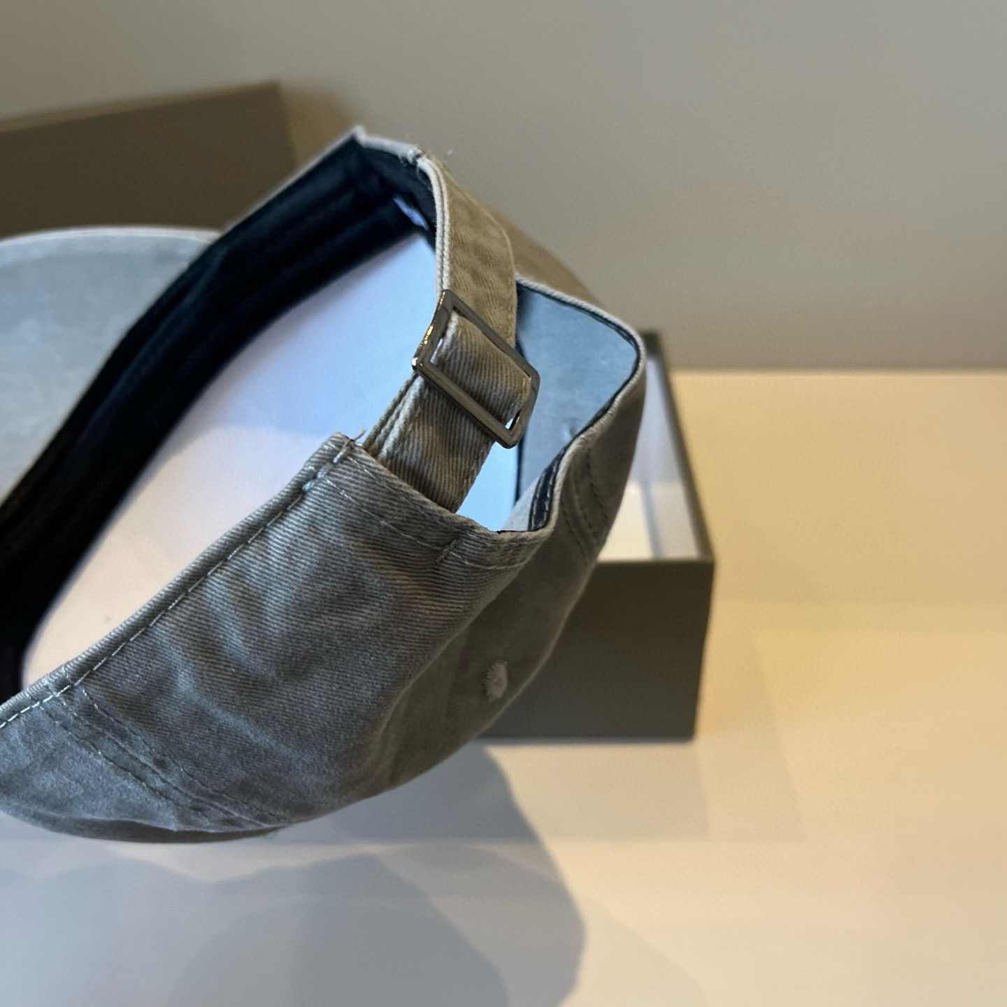  BALENCIAGA巴黎世家新款logo棒球帽，很酷的色系，男女佩戴都有不同style，第一批抢先出货