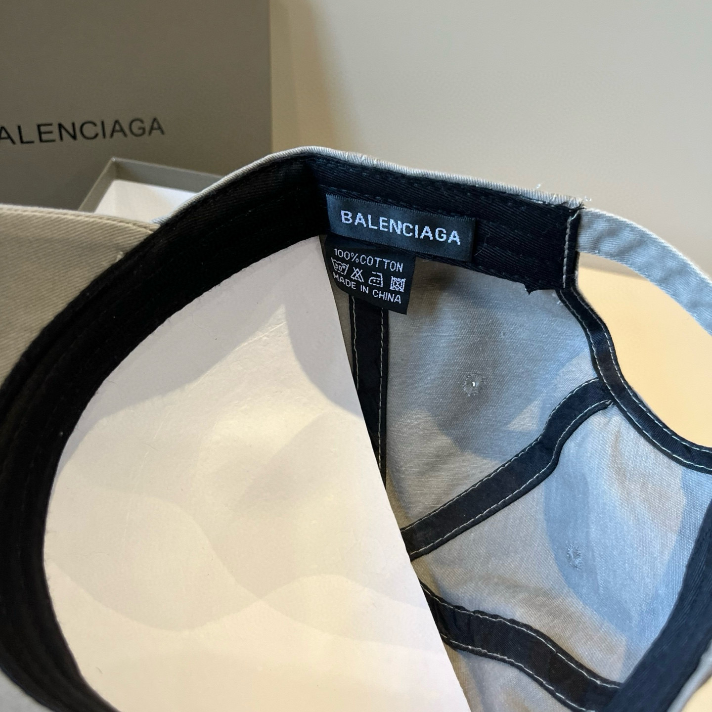  BALENCIAGA巴黎世家新款logo棒球帽，很酷的色系，男女佩戴都有不同style，第一批抢先出货