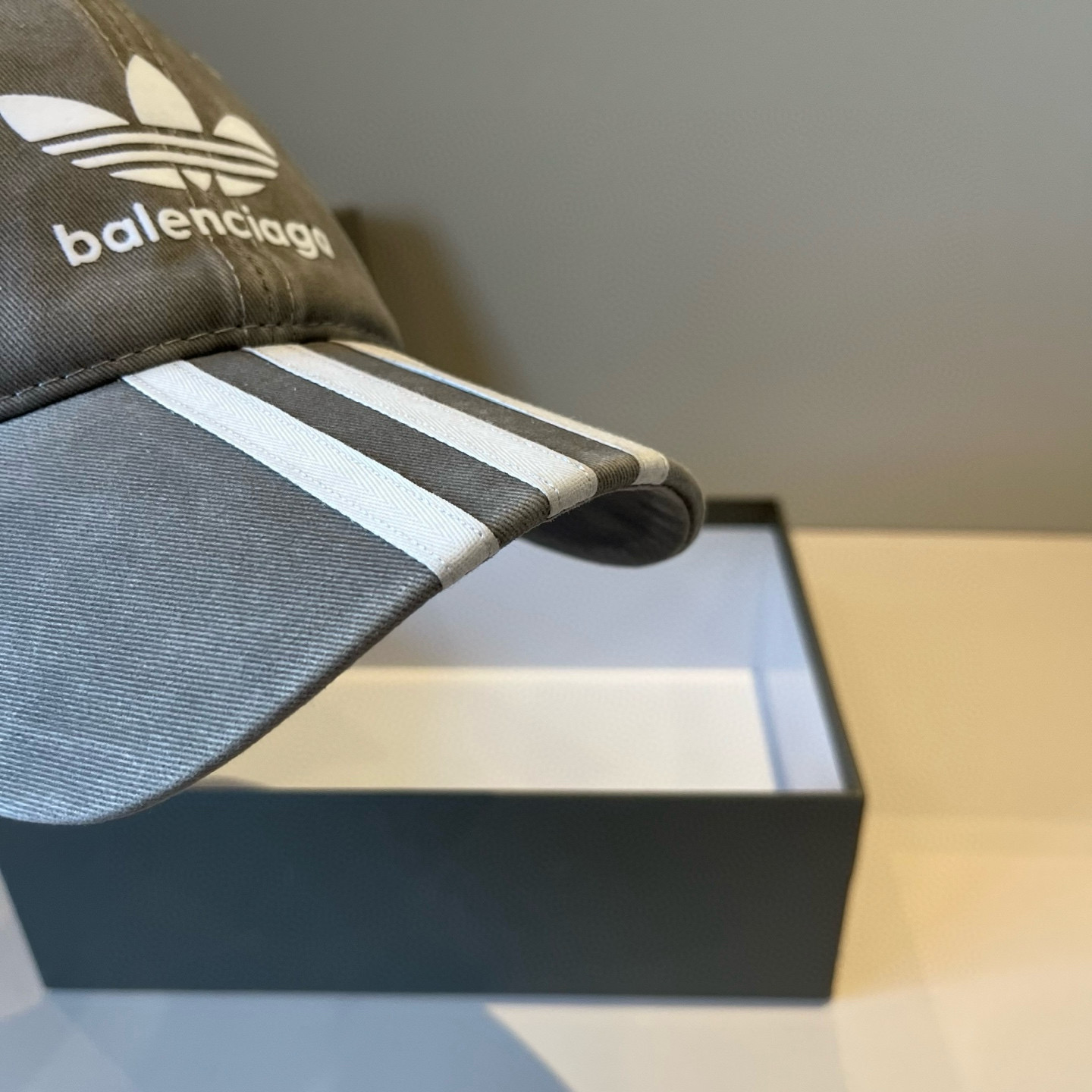  BALENCIAGA巴黎世家新款logo棒球帽，很酷的色系，男女佩戴都有不同style，第一批抢先出货