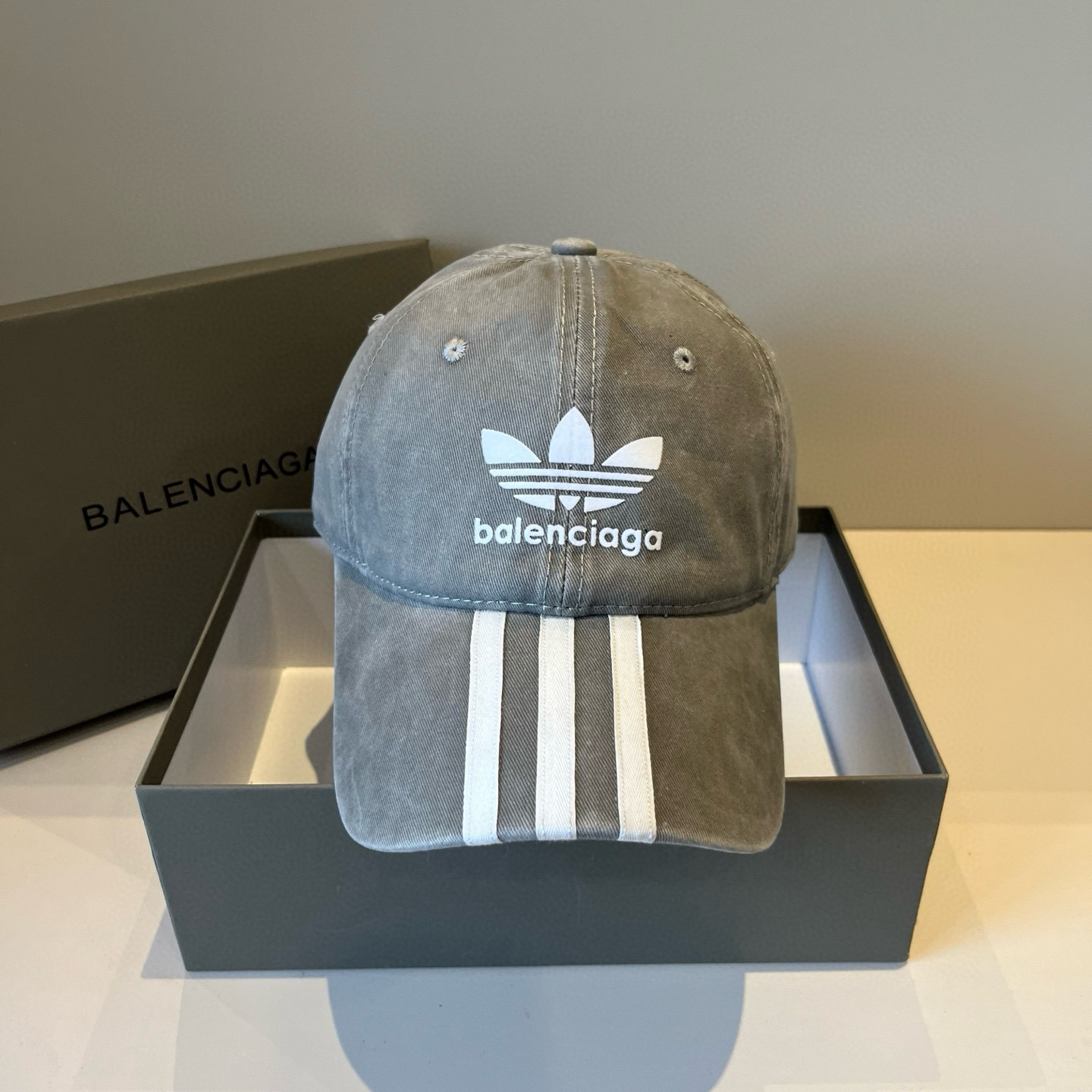  BALENCIAGA巴黎世家新款logo棒球帽，很酷的色系，男女佩戴都有不同style，第一批抢先出货