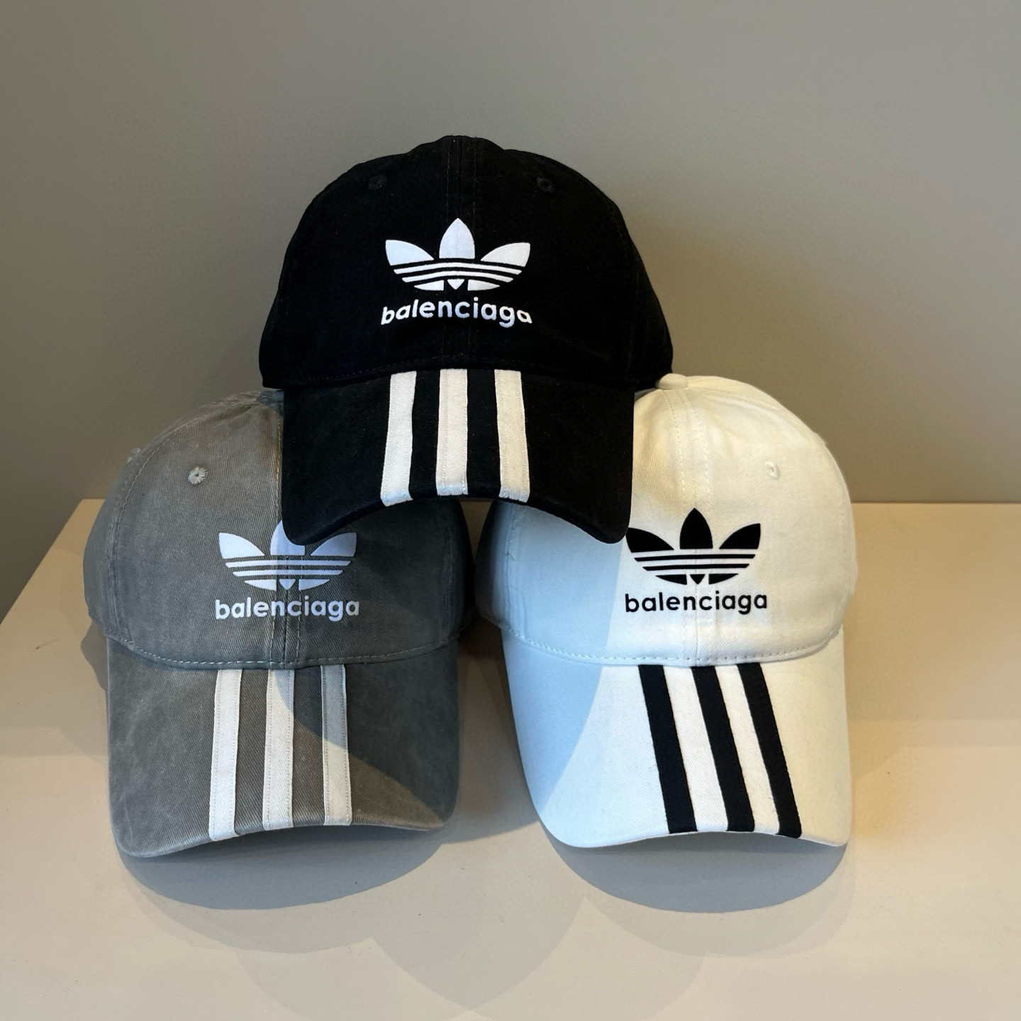  BALENCIAGA巴黎世家新款logo棒球帽，很酷的色系，男女佩戴都有不同style，第一批抢先出货