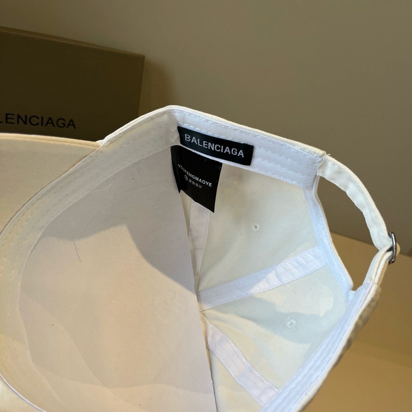  BALENCIAGA巴黎世家新款logo棒球帽，很酷的色系，男女佩戴都有不同style，第一批抢先出货